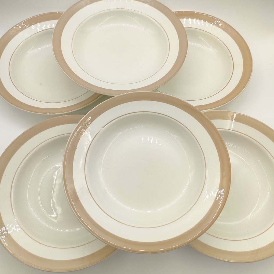 Набор суповых тарелок с бежевым кантом на 6 персон, фаянс, Конаковский фаянсовый завод им. М.И. Калинина (ЗиК Конаково), СССР, 1962-1991 гг.