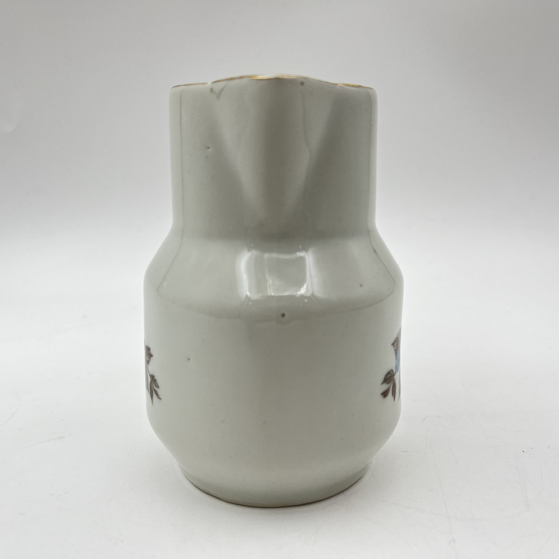 Молочник/сливочник, украшенный цветочным декором