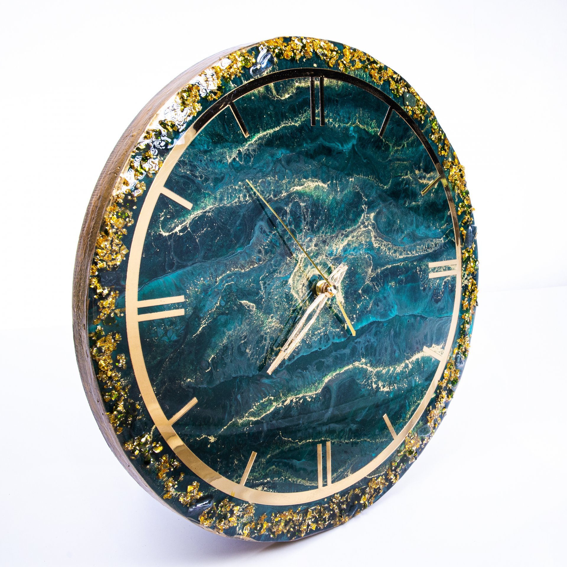 Часы настенные "Изумрудная фантазия", авторская ручная работа в технике Resin Art, Глянцевое 3D покрытие, металл, Россия, 2021 г.