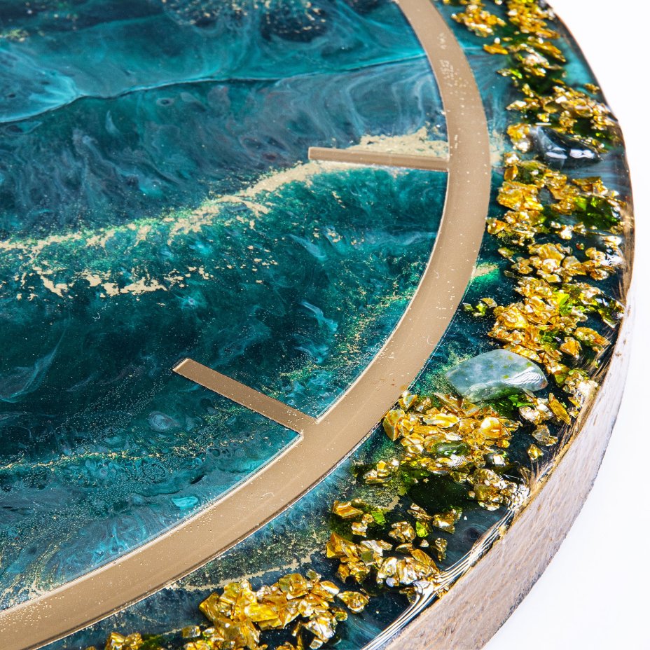Часы настенные "Изумрудная фантазия", авторская ручная работа в технике Resin Art, Глянцевое 3D покрытие, металл, Россия, 2021 г.