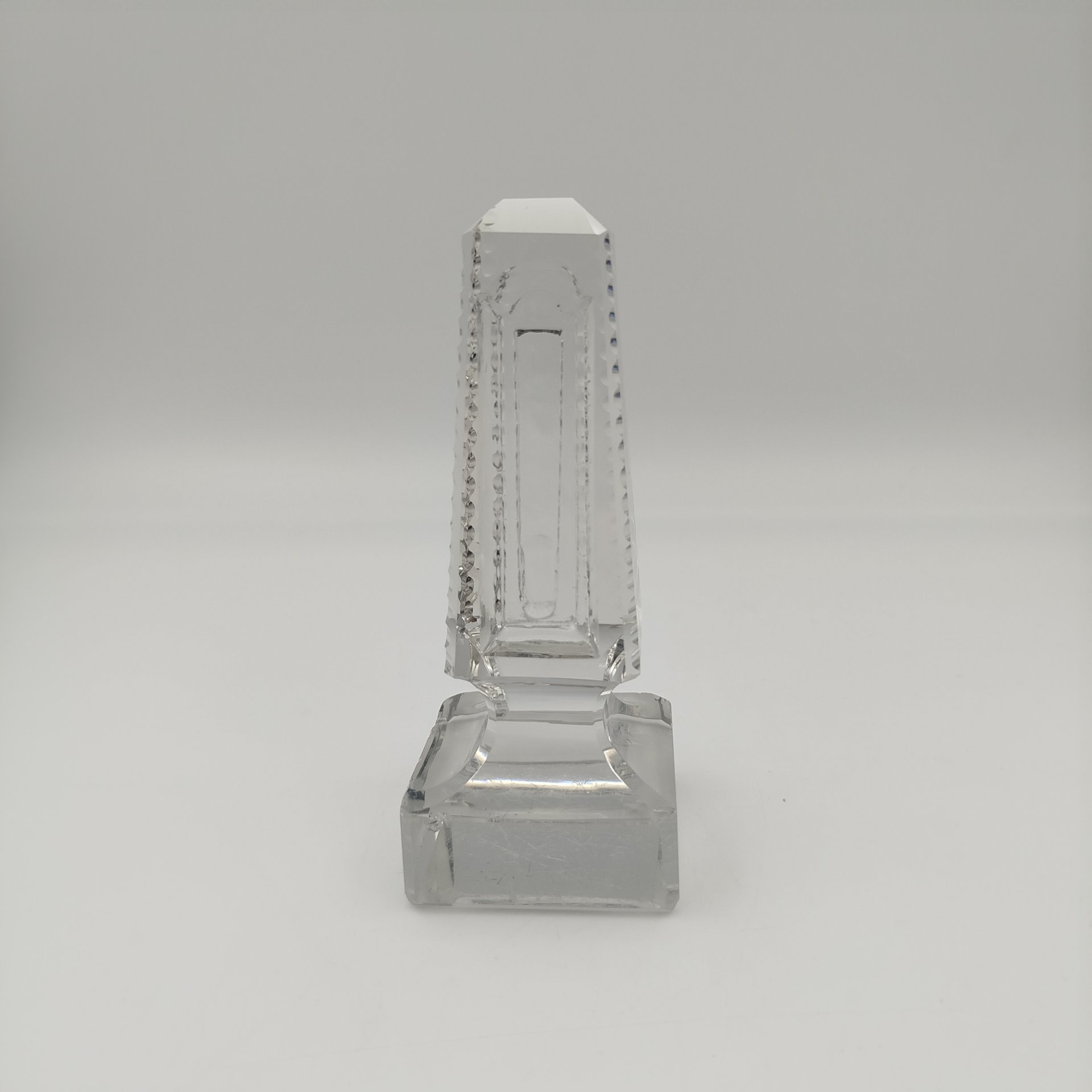 Корпус настольного термометра пирамидальной формы