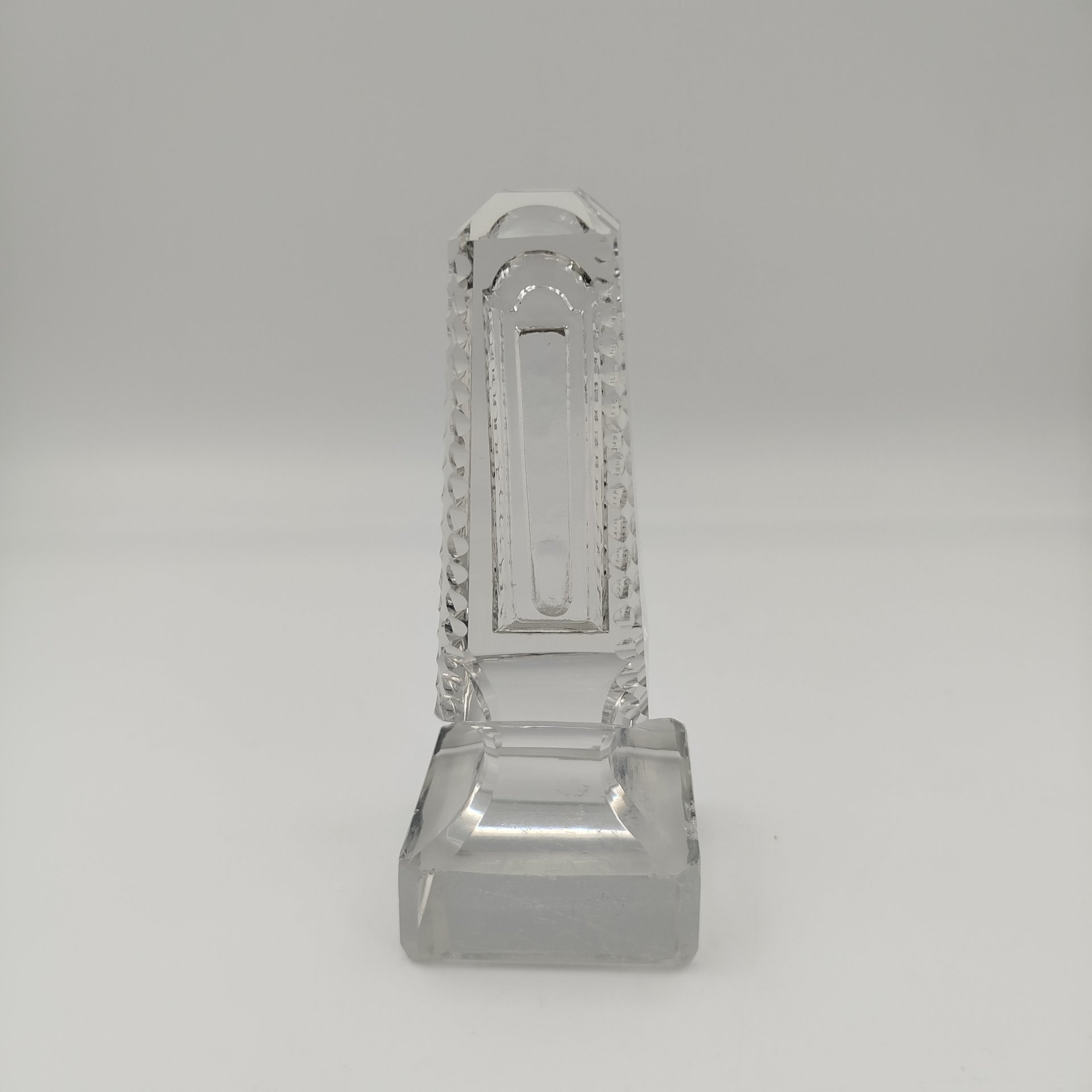 Корпус настольного термометра пирамидальной формы