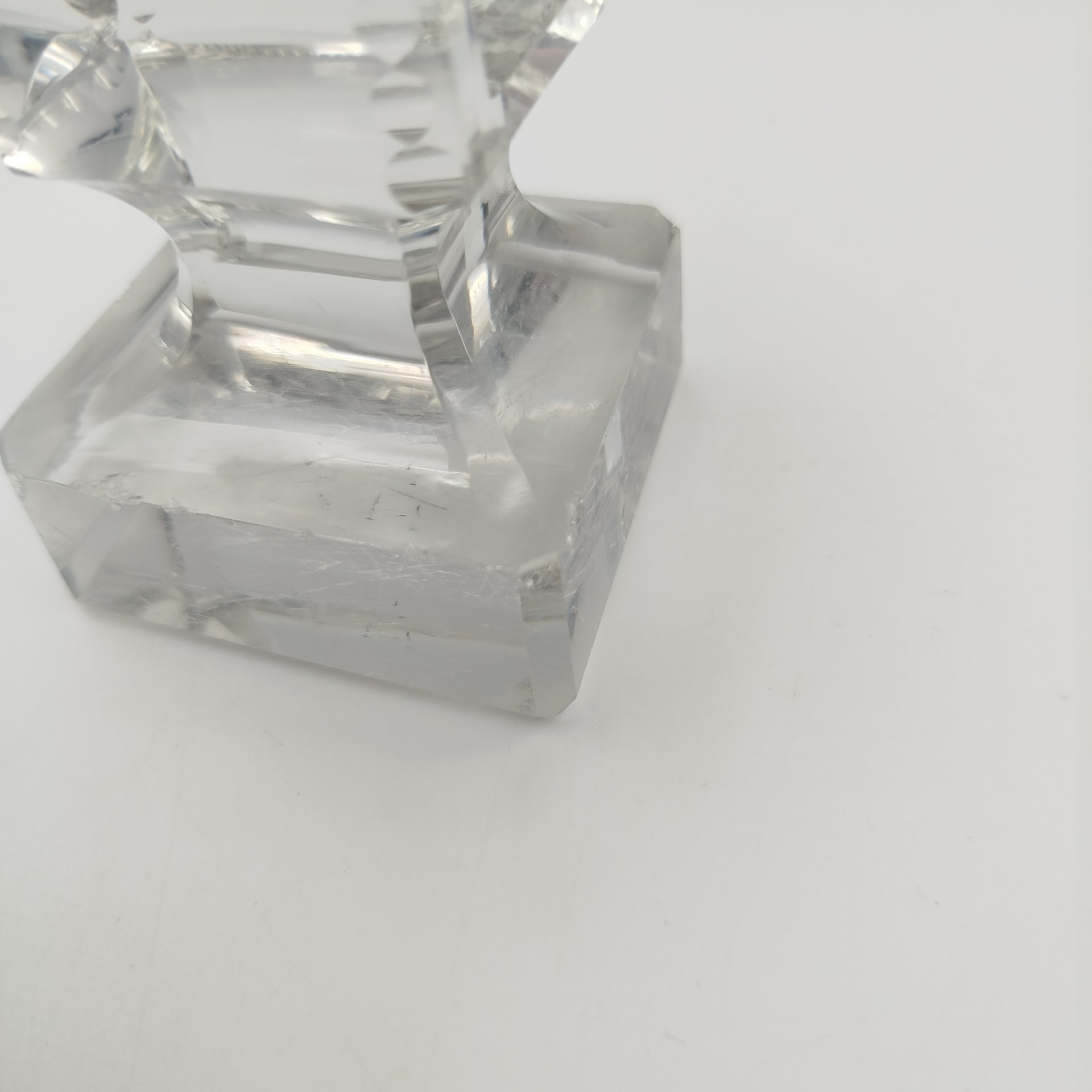 Корпус настольного термометра пирамидальной формы