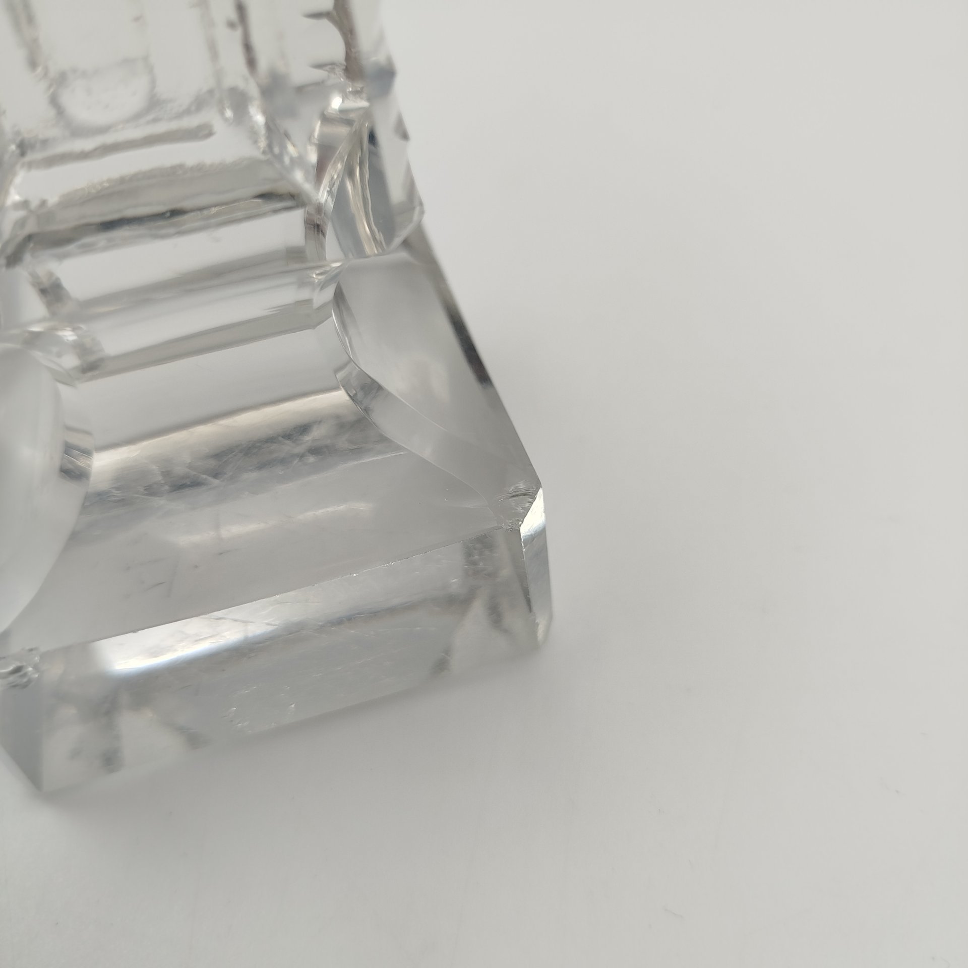 Корпус настольного термометра пирамидальной формы