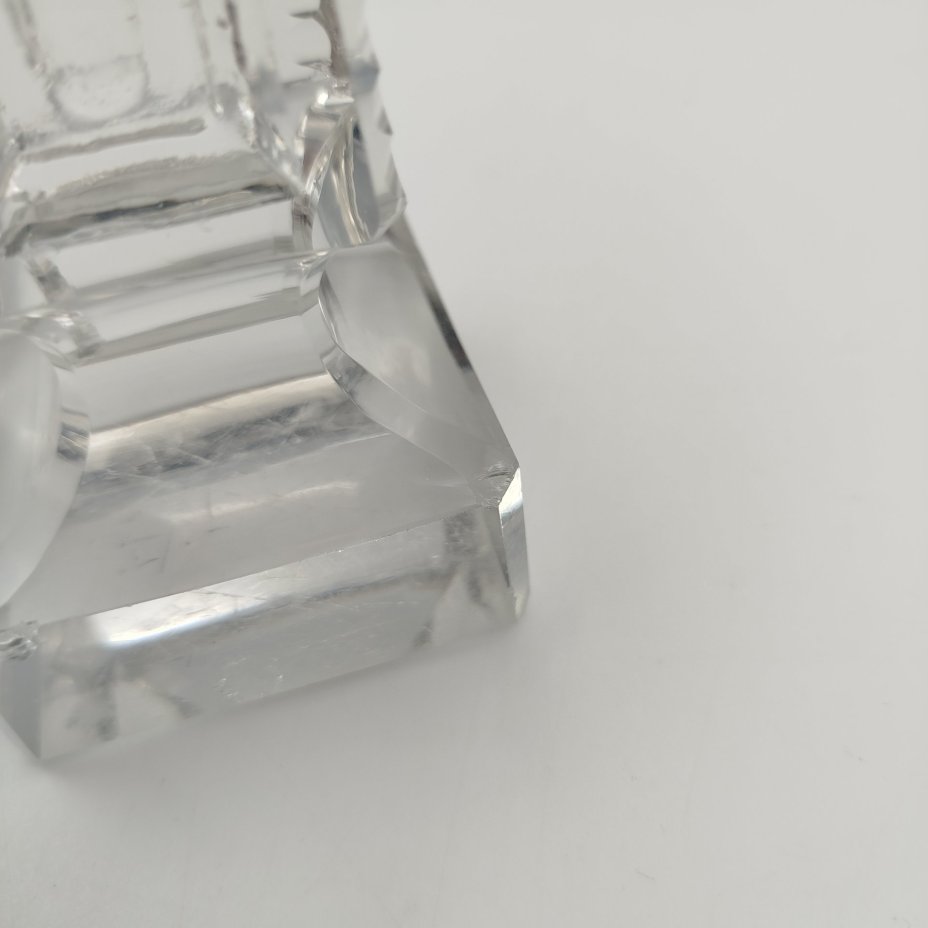 Корпус настольного термометра пирамидальной формы