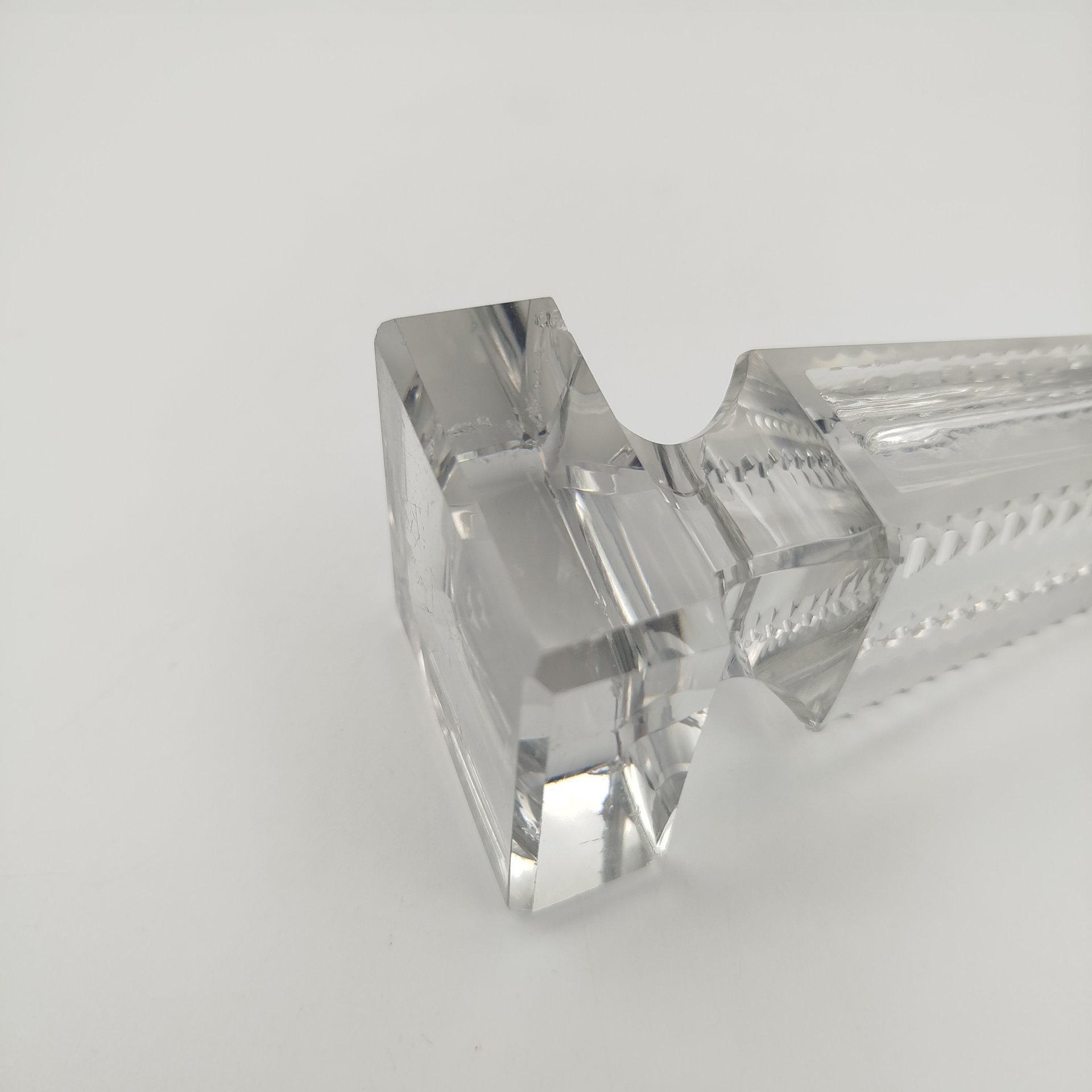 Корпус настольного термометра пирамидальной формы