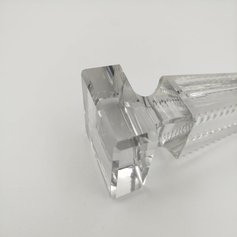 Корпус настольного термометра пирамидальной формы