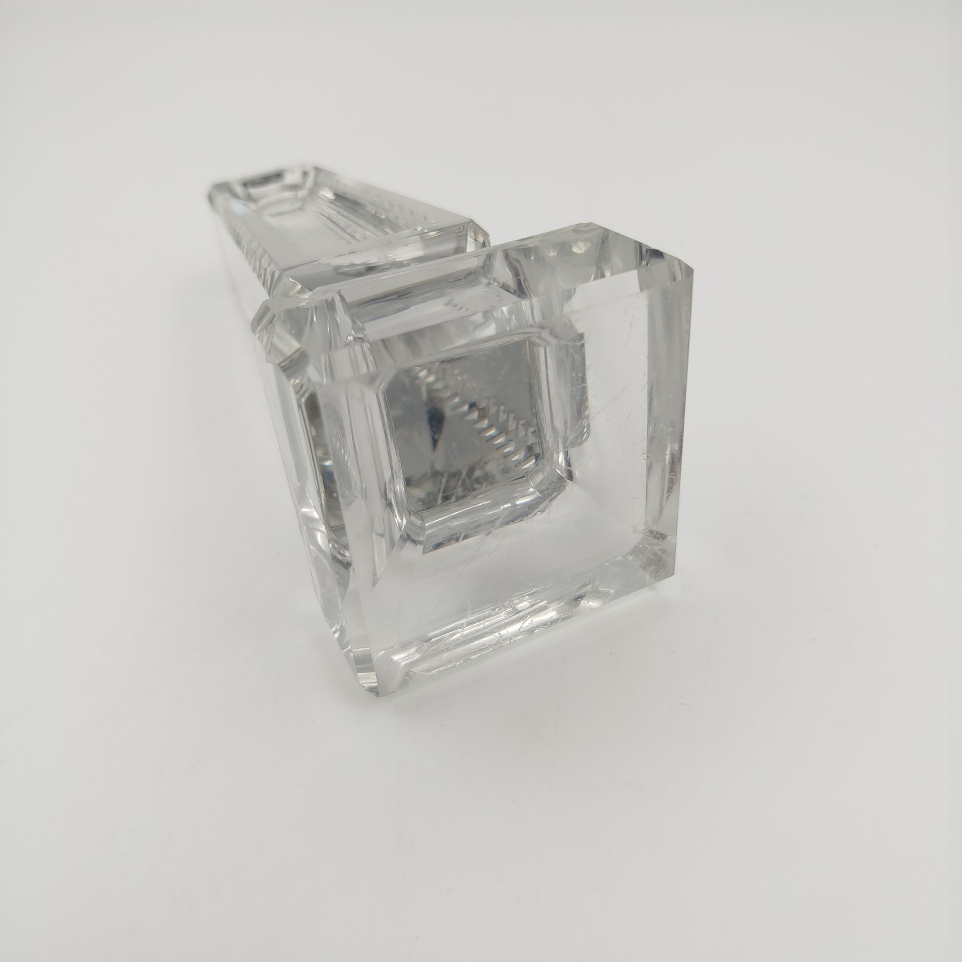 Корпус настольного термометра пирамидальной формы