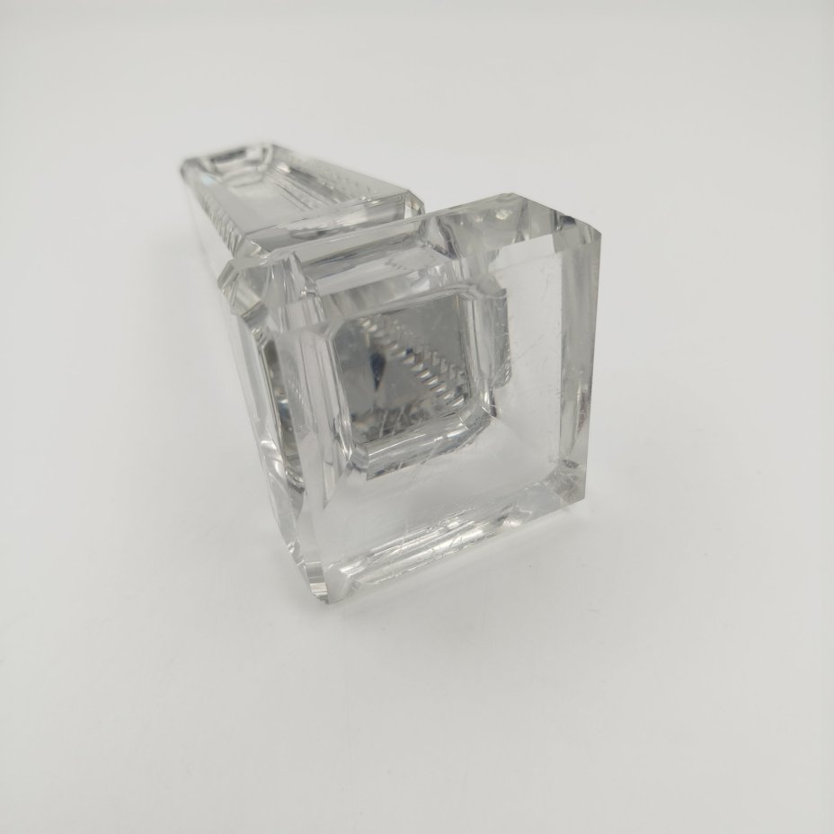 Корпус настольного термометра пирамидальной формы