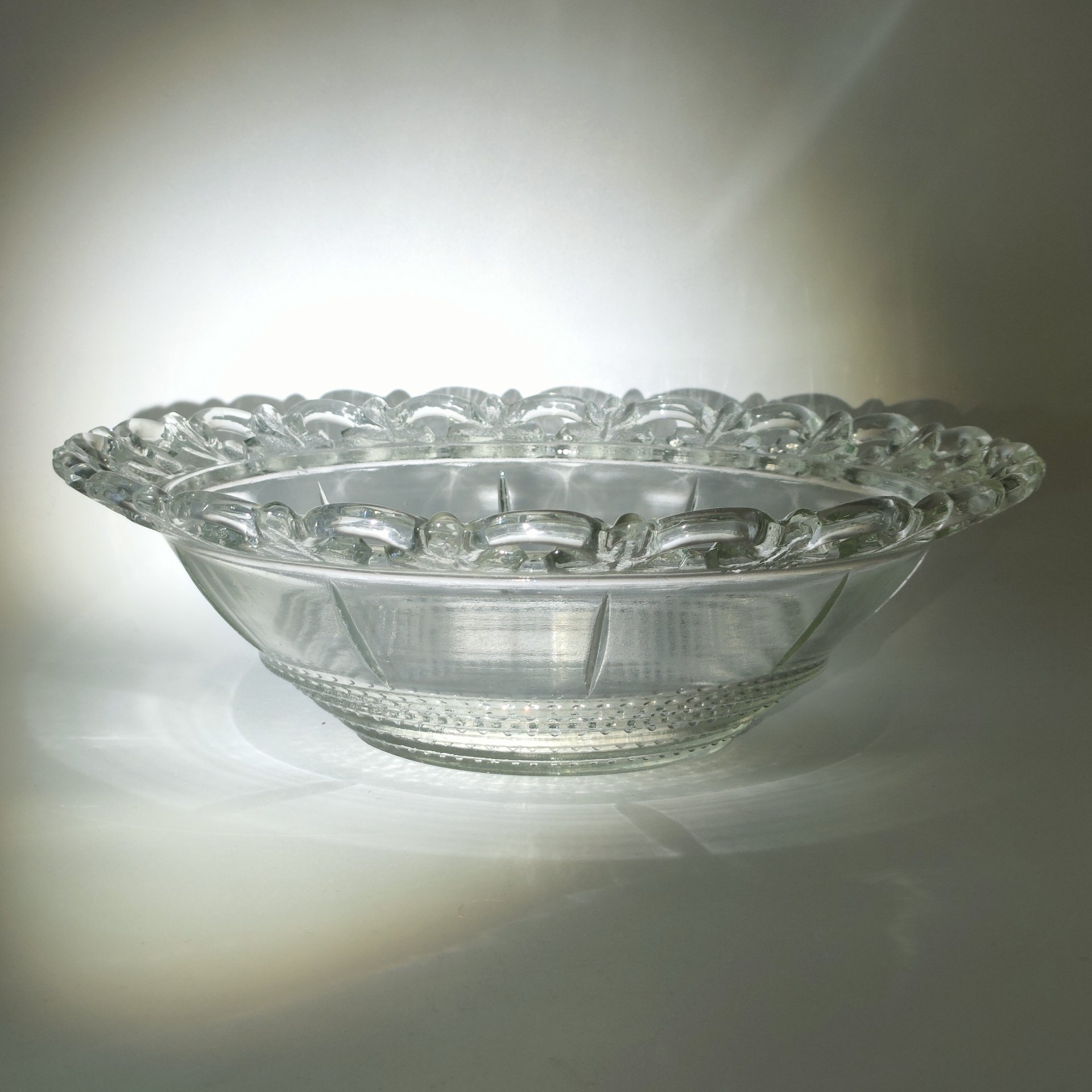 Ваза (конфетница/салатник) из десертного сервиза "Ажурный" прозрачная, автор Н. Тарковская, стекло, Стекольный завод имени Первого коммунистического добровольческого отряда (1 КДО), СССР, 1950-1960 гг.