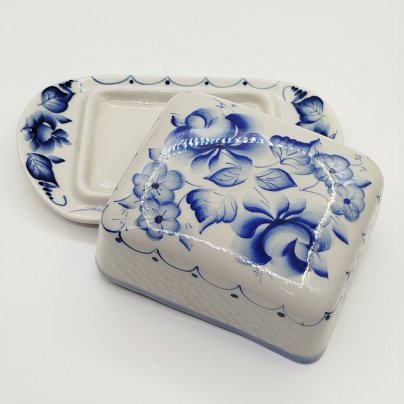 Маслёнка с цветочным декором