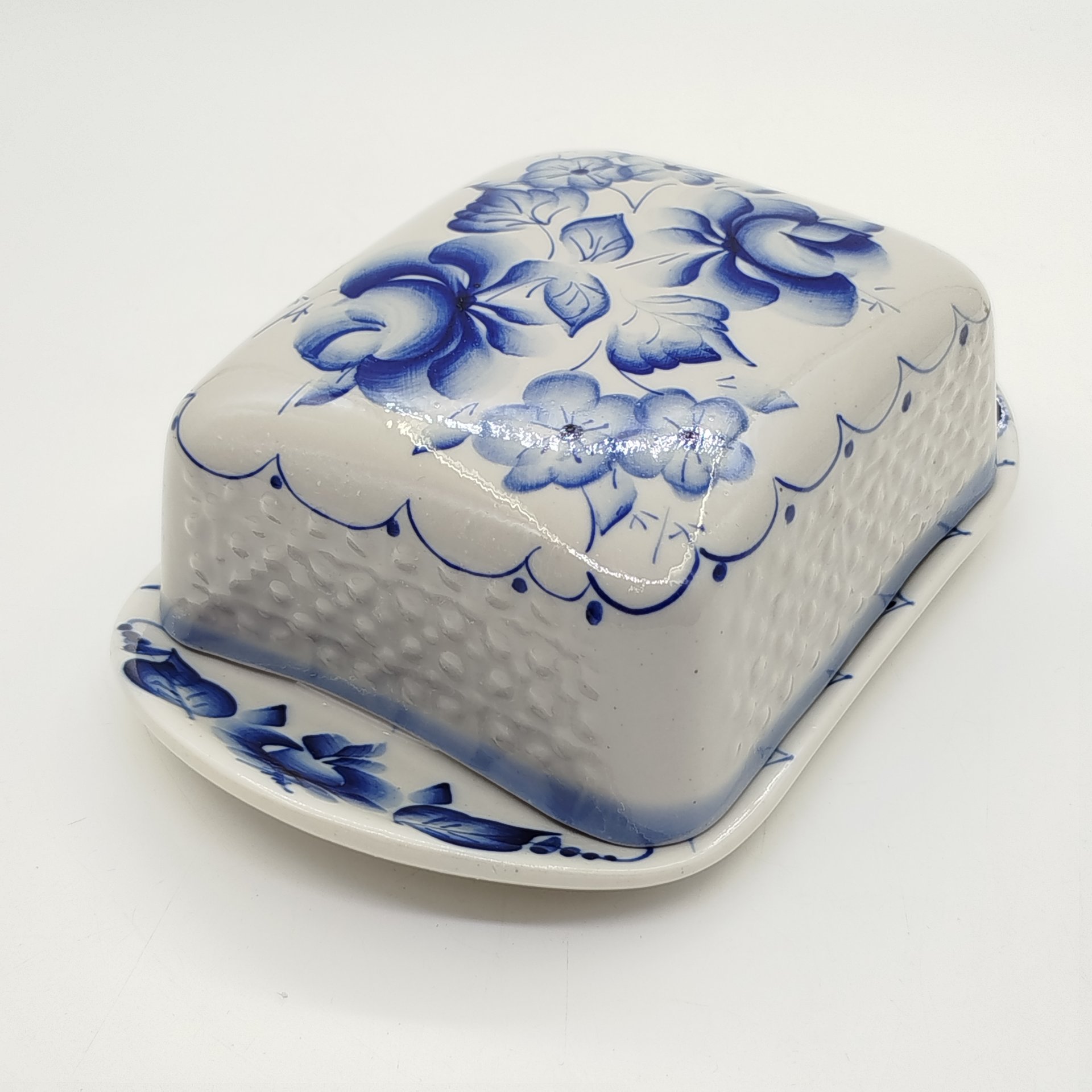 Маслёнка с цветочным декором