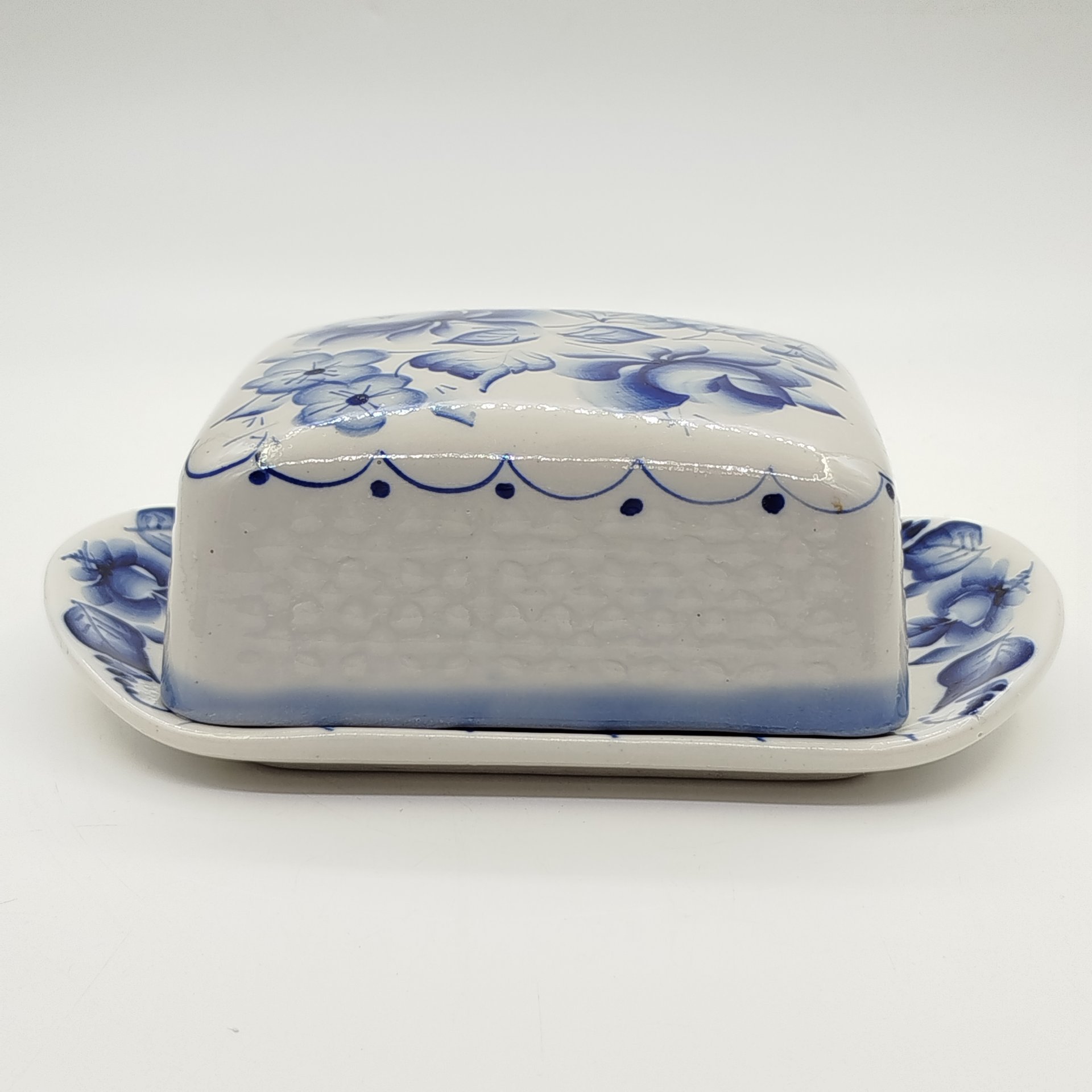 Маслёнка с цветочным декором