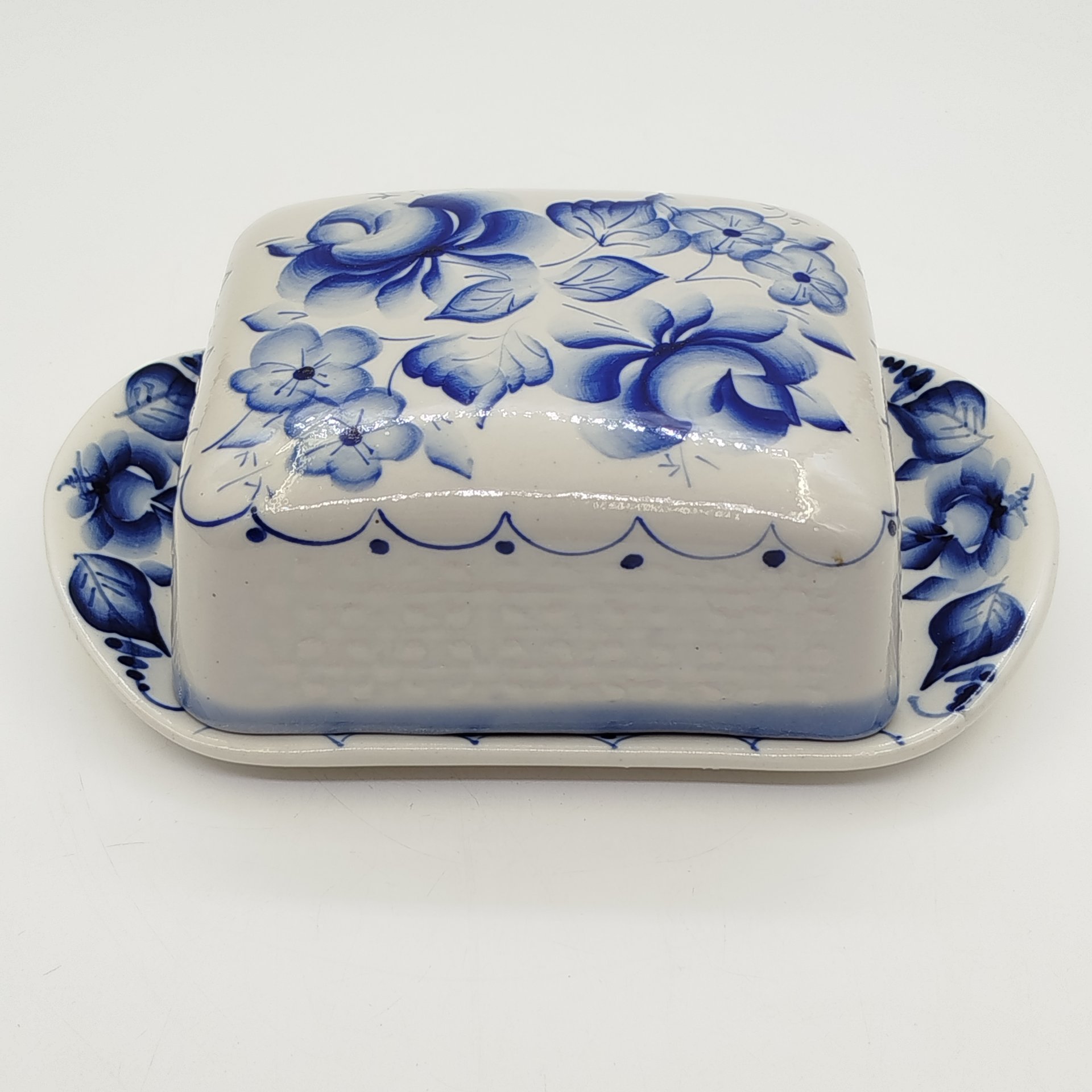 Маслёнка с цветочным декором