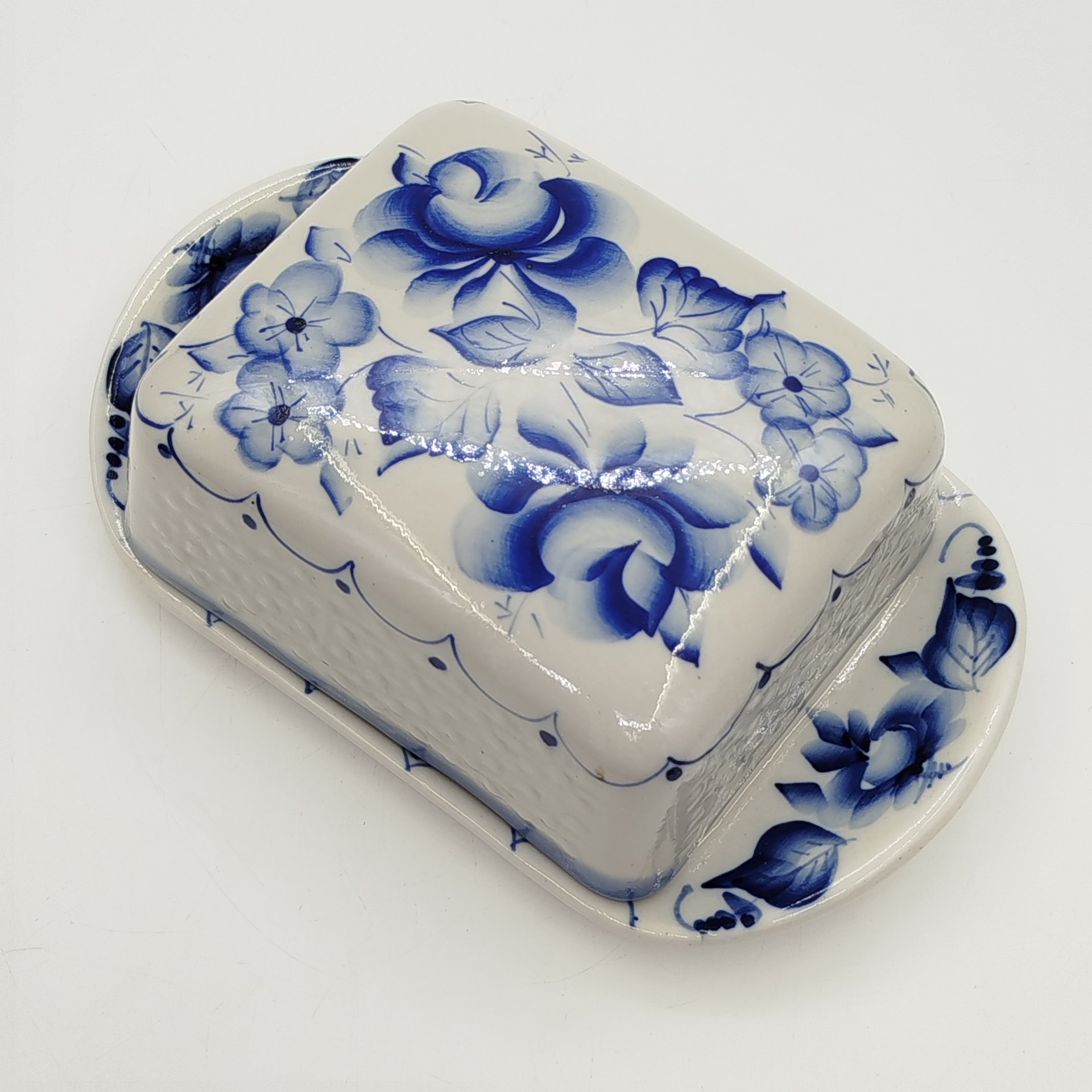 Маслёнка с цветочным декором