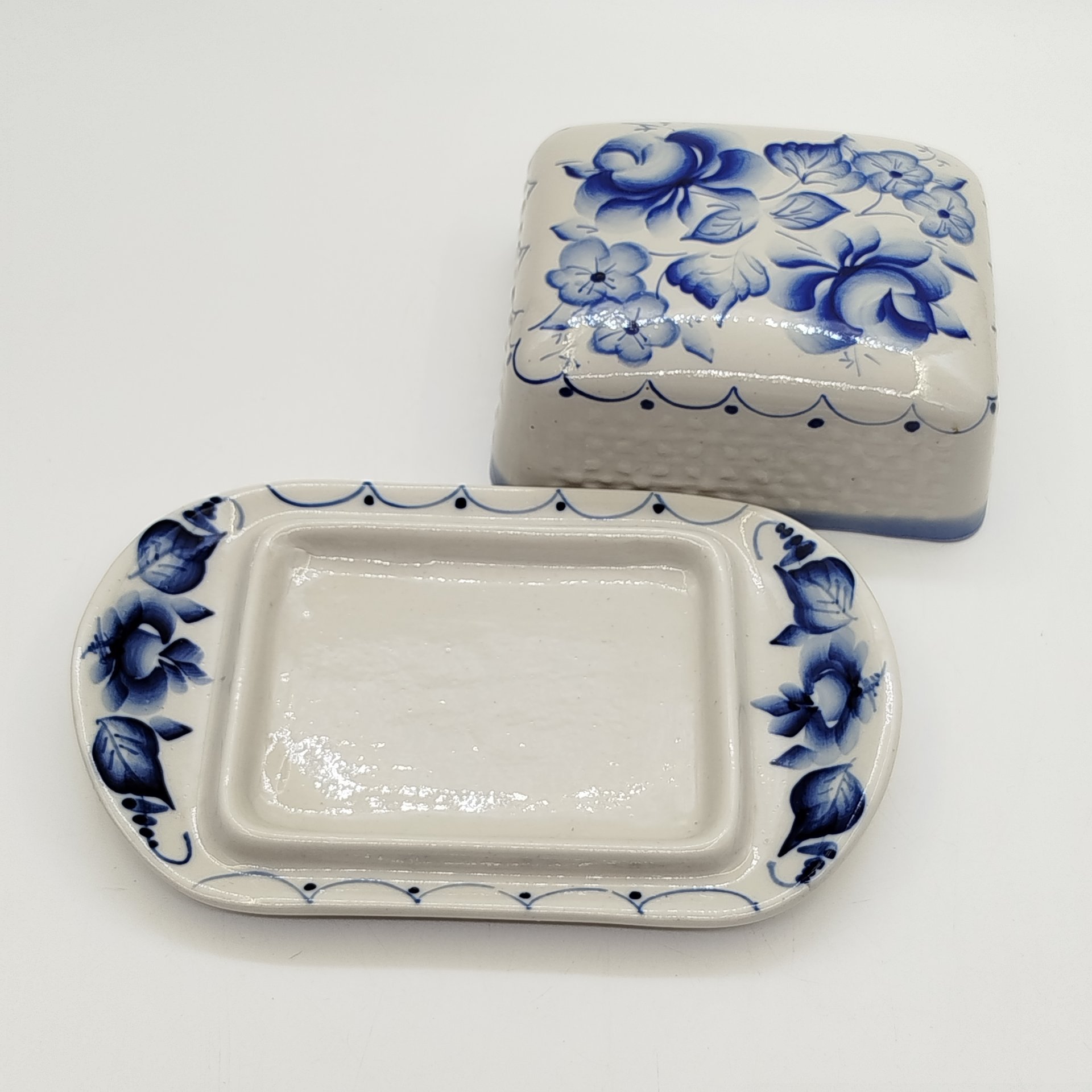 Маслёнка с цветочным декором