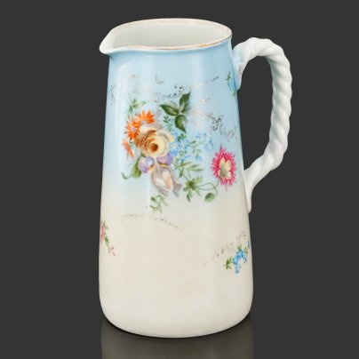 Кувшин с витой ручкой и цветочным декором на тулове, фарфор, аэрография, деколь, золочение, Товарищество М.С. Кузнецова в Вербилках (г. Дмитров), Российская империя, 1891-1917 гг.