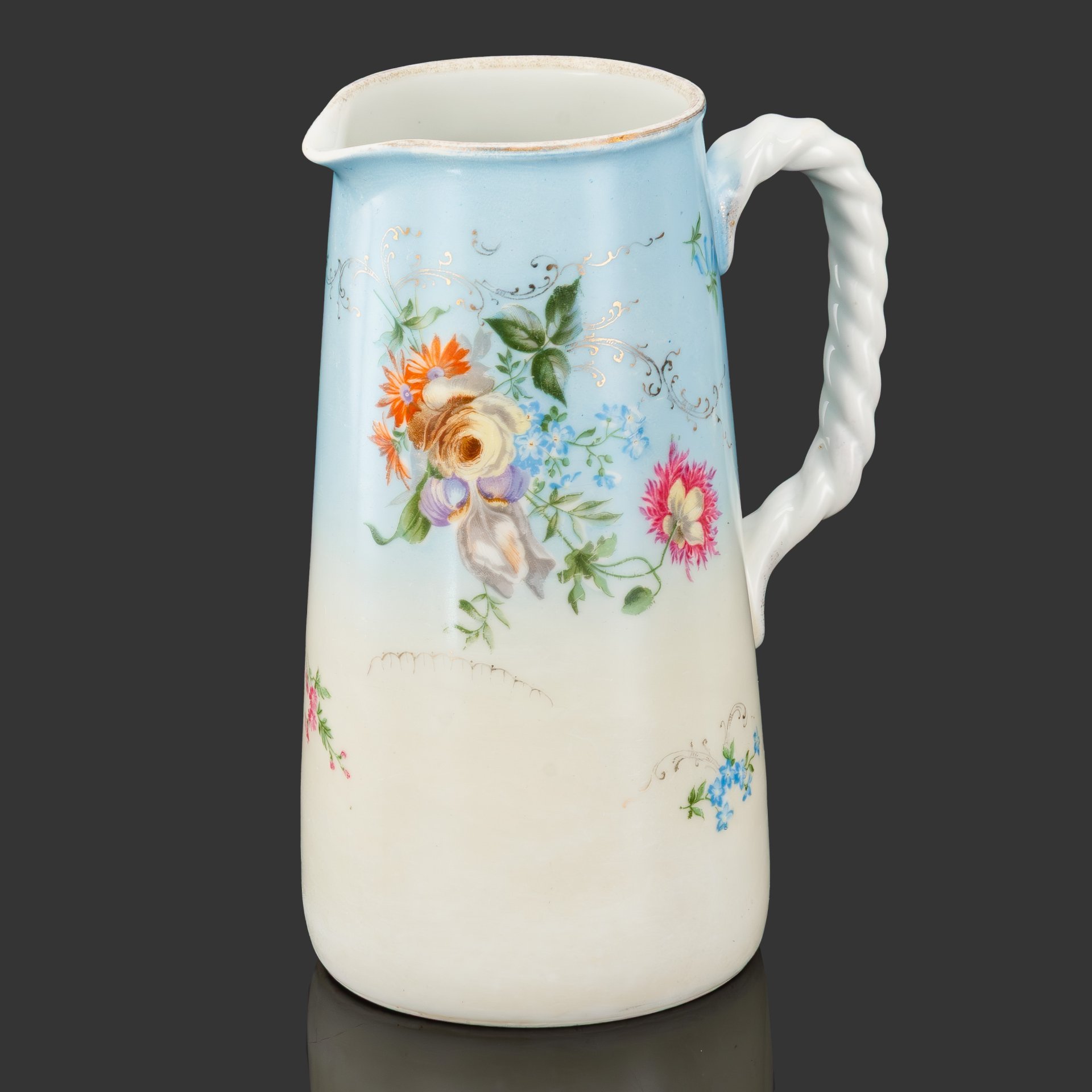 Кувшин с витой ручкой и цветочным декором на тулове, фарфор, аэрография, деколь, золочение, Товарищество М.С. Кузнецова в Вербилках (г. Дмитров), Российская империя, 1891-1917 гг.
