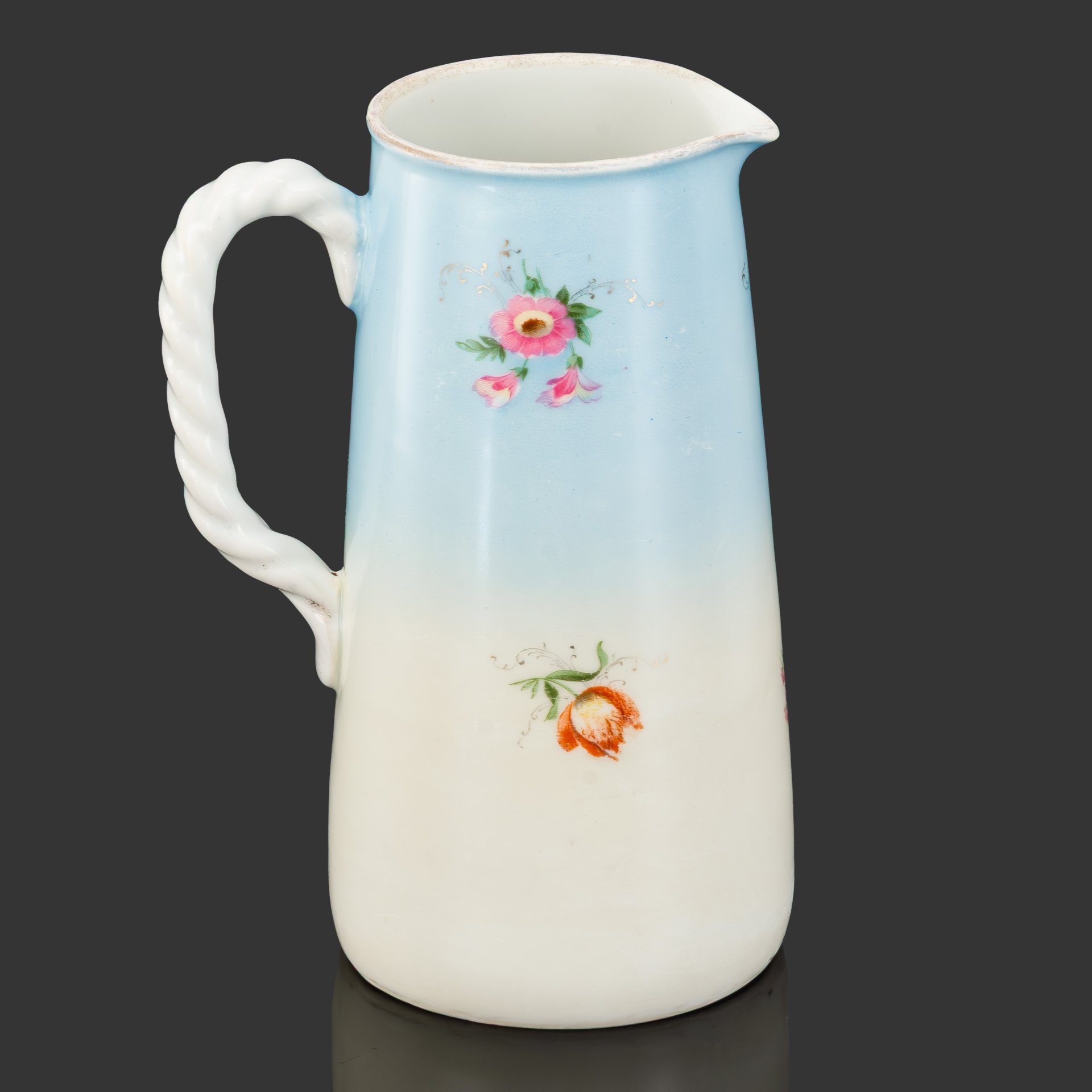 Кувшин с витой ручкой и цветочным декором на тулове, фарфор, аэрография, деколь, золочение, Товарищество М.С. Кузнецова в Вербилках (г. Дмитров), Российская империя, 1891-1917 гг.