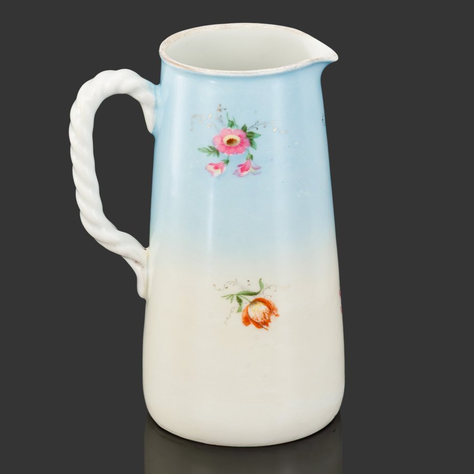 Кувшин с витой ручкой и цветочным декором на тулове, фарфор, аэрография, деколь, золочение, Товарищество М.С. Кузнецова в Вербилках (г. Дмитров), Российская империя, 1891-1917 гг.