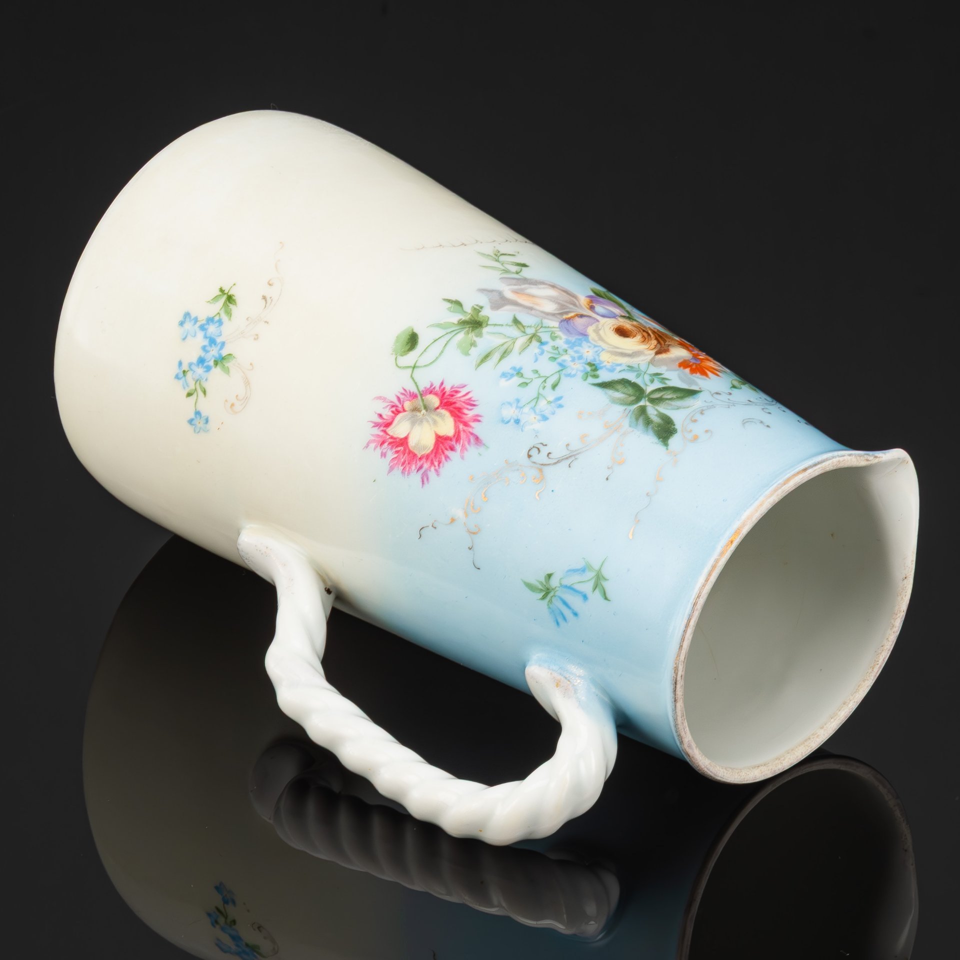 Кувшин с витой ручкой и цветочным декором на тулове, фарфор, аэрография, деколь, золочение, Товарищество М.С. Кузнецова в Вербилках (г. Дмитров), Российская империя, 1891-1917 гг.