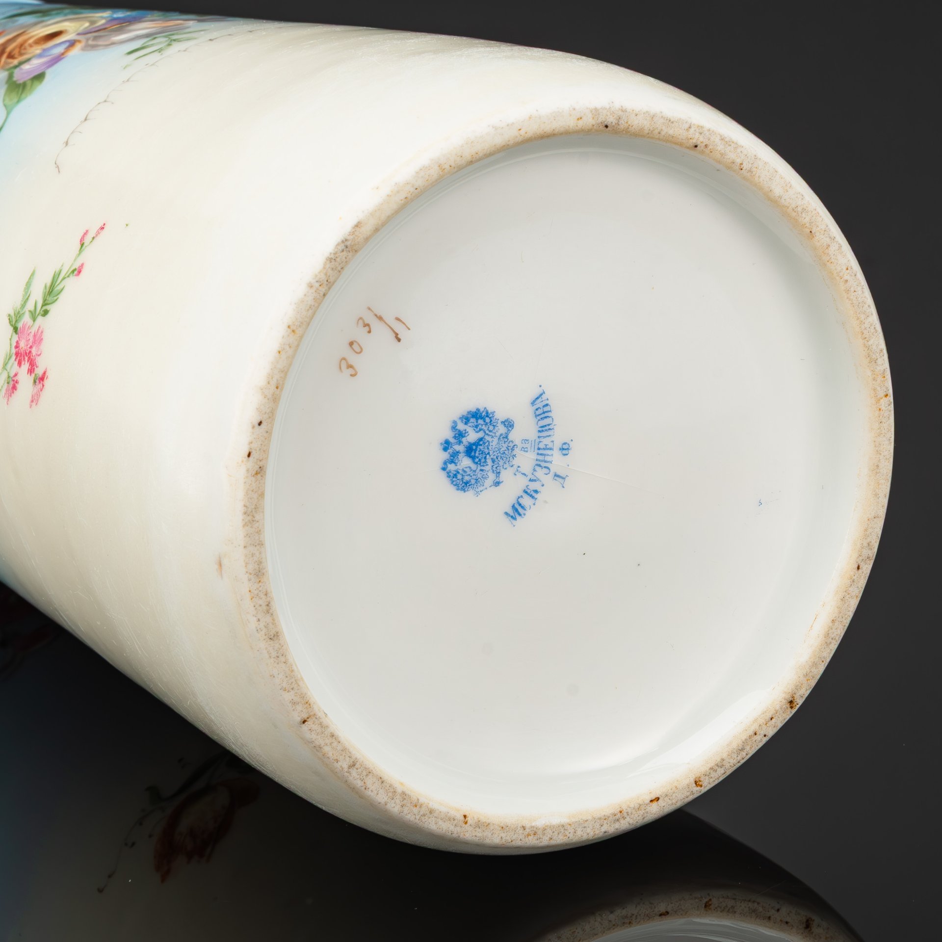 Кувшин с витой ручкой и цветочным декором на тулове, фарфор, аэрография, деколь, золочение, Товарищество М.С. Кузнецова в Вербилках (г. Дмитров), Российская империя, 1891-1917 гг.