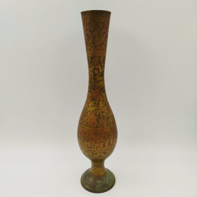 Ваза на ножке, украшенная цветочным декором