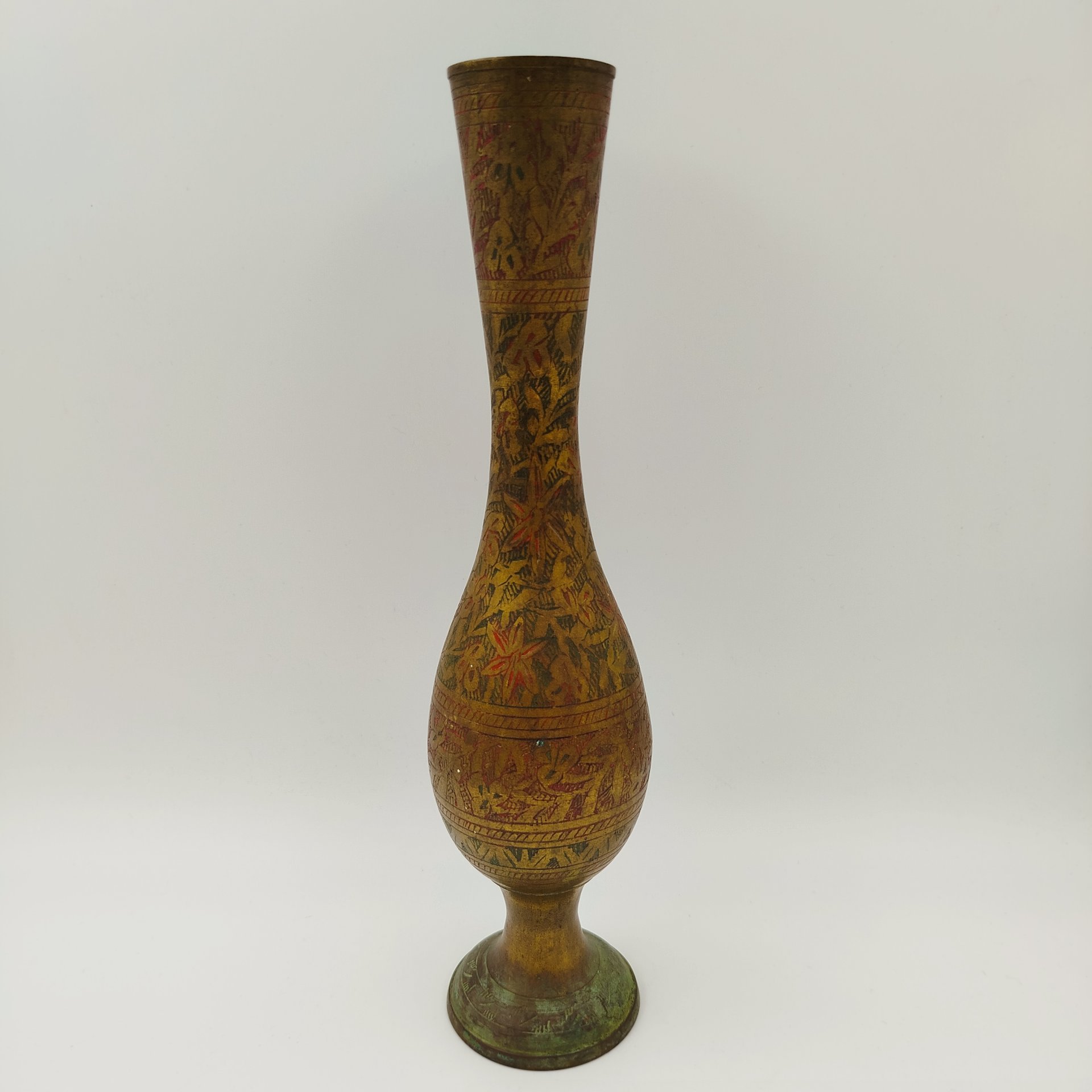 Ваза на ножке, украшенная цветочным декором