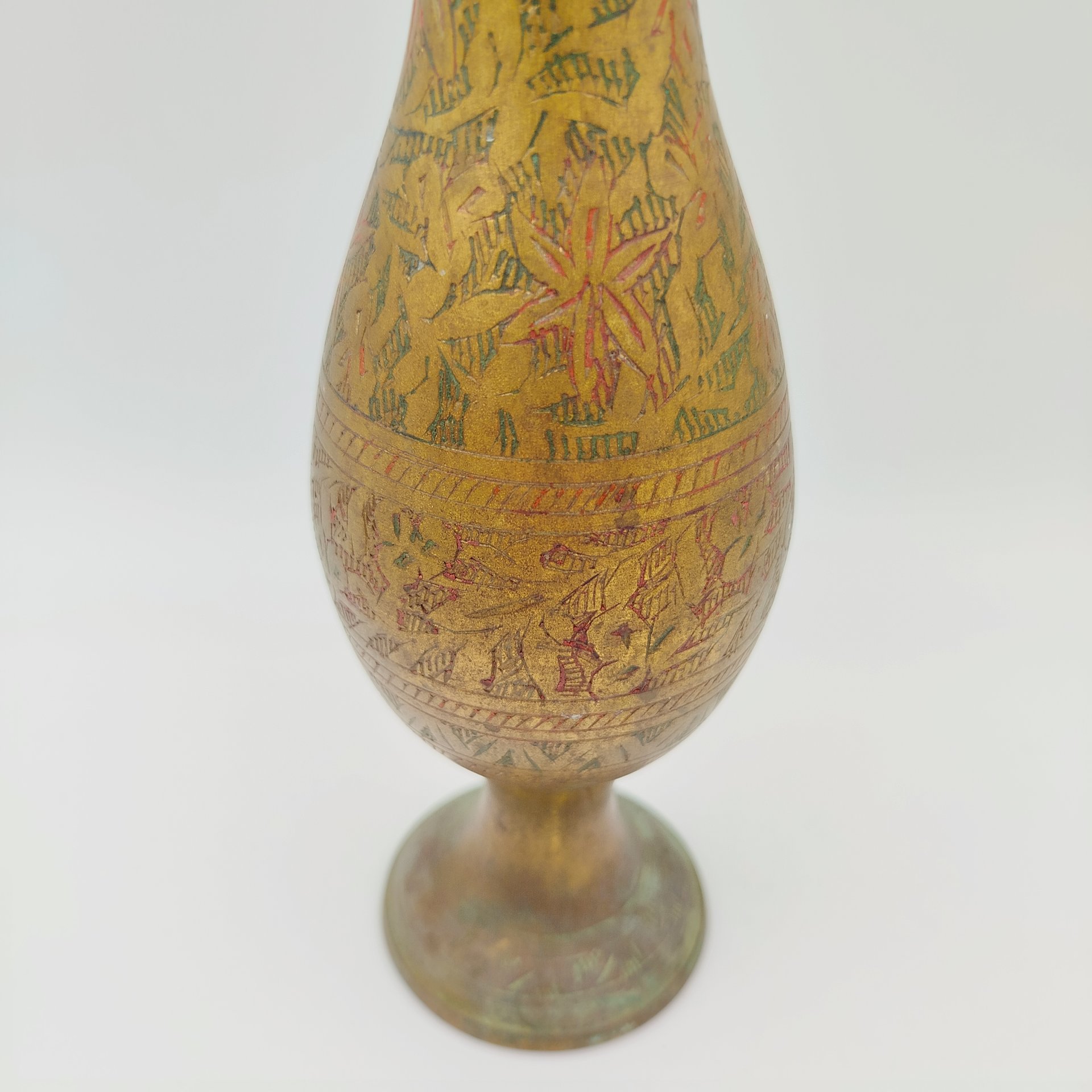 Ваза на ножке, украшенная цветочным декором