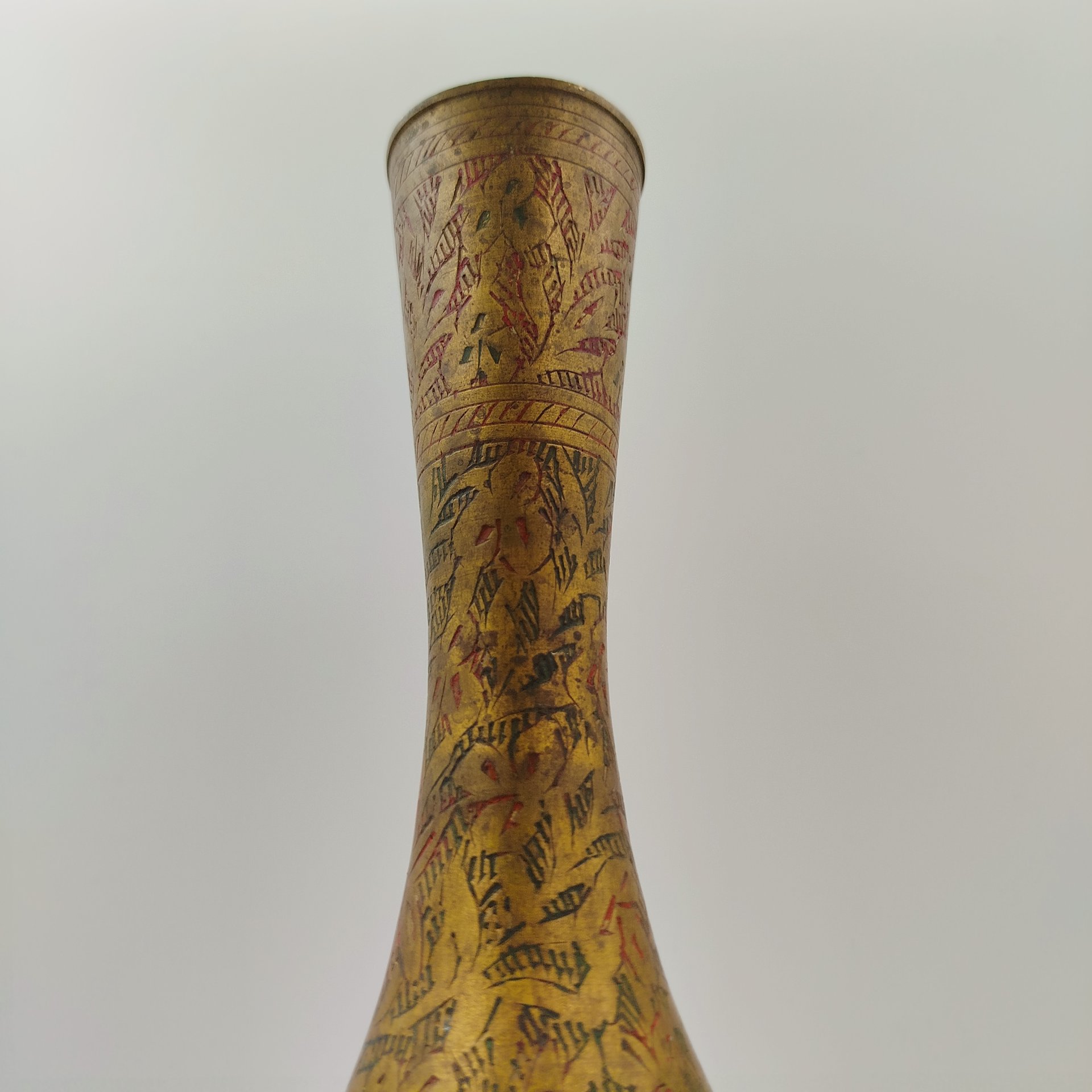 Ваза на ножке, украшенная цветочным декором