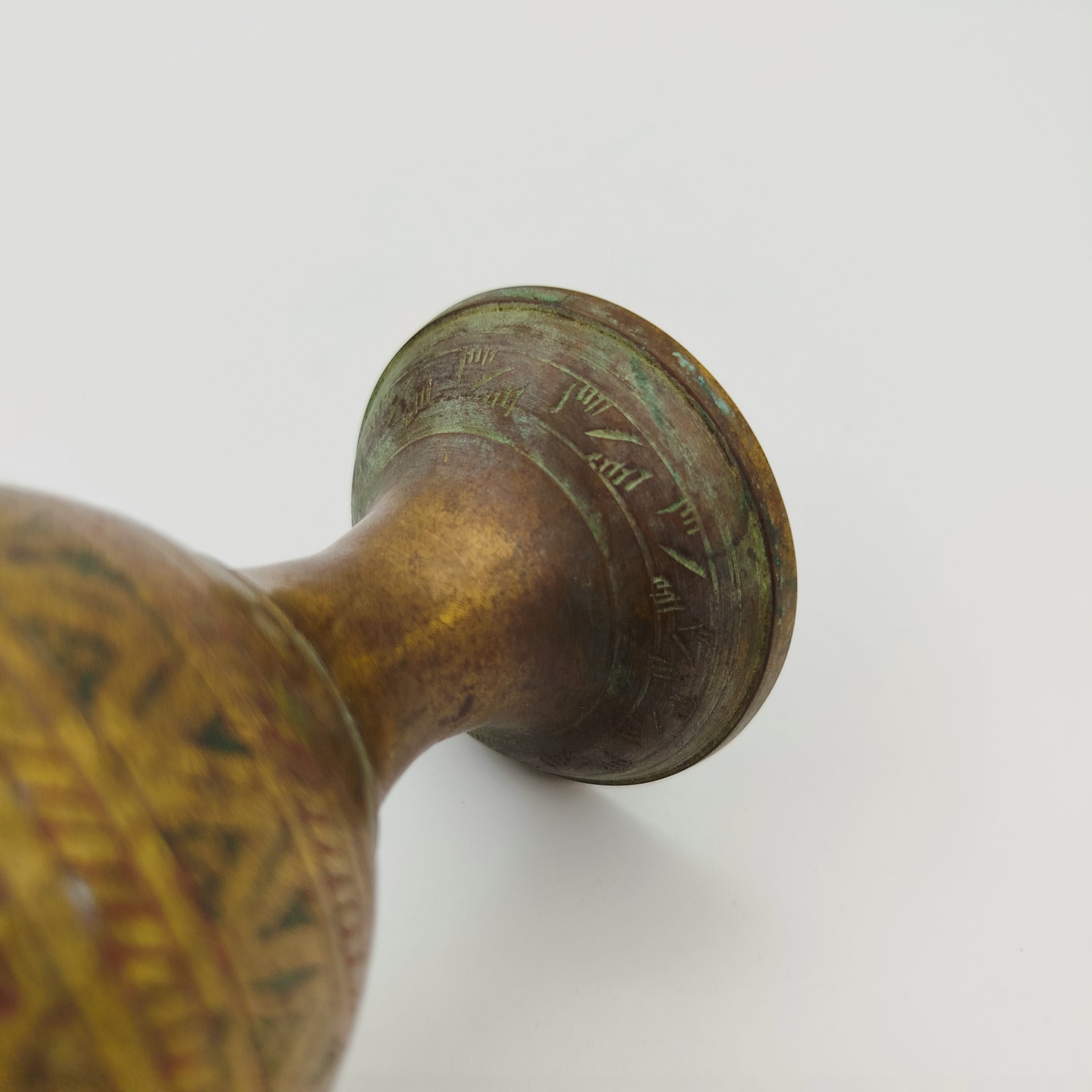 Ваза на ножке, украшенная цветочным декором