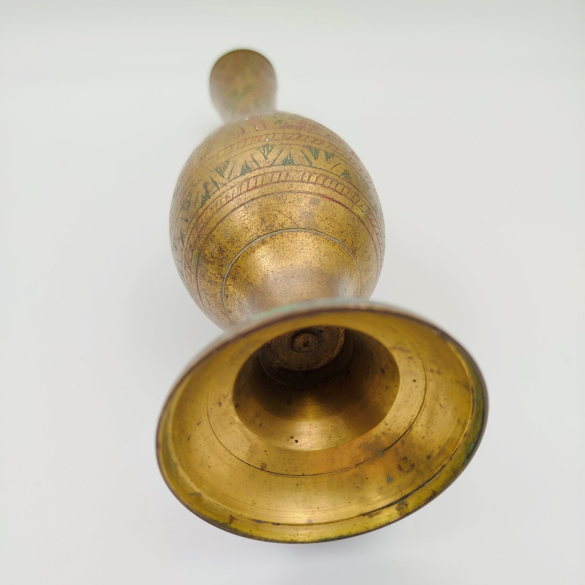 Ваза на ножке, украшенная цветочным декором