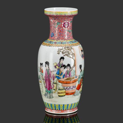 Ваза "Восемь красавиц в саду" с растительным орнаментом в стилистике эпохи Мин