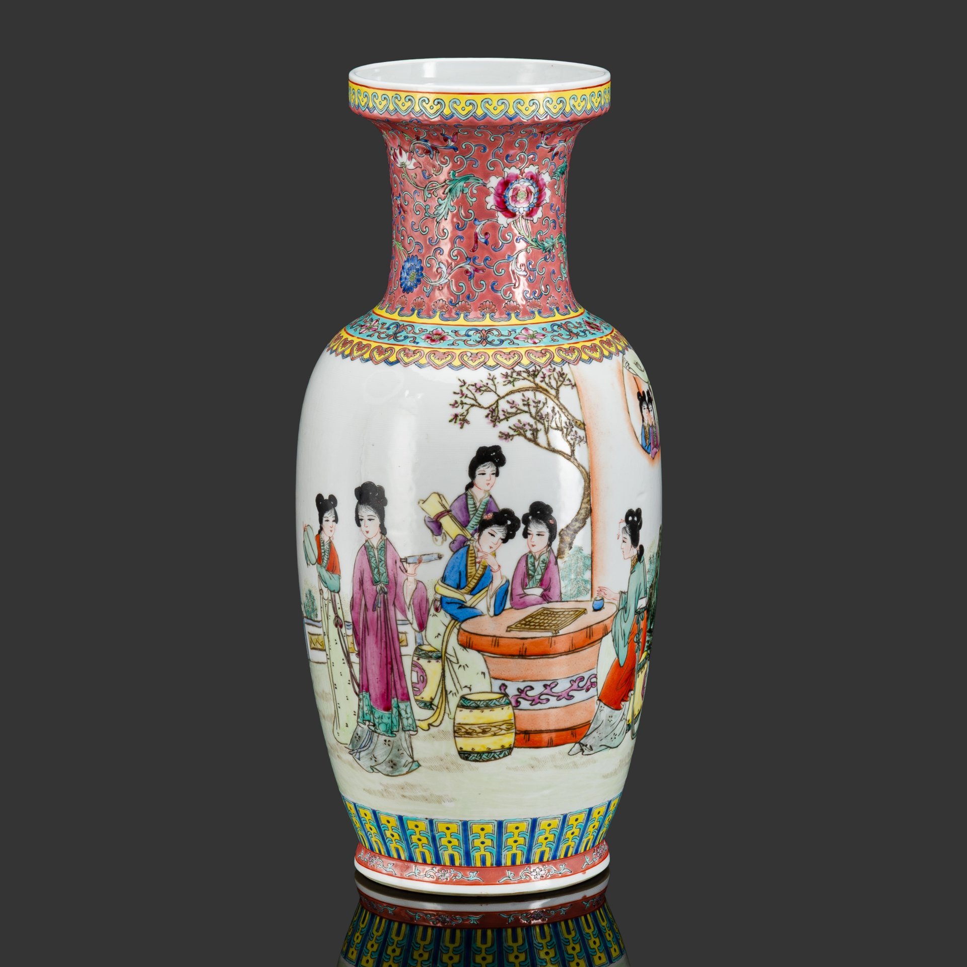 Ваза "Восемь красавиц в саду" с растительным орнаментом в стилистике эпохи Мин