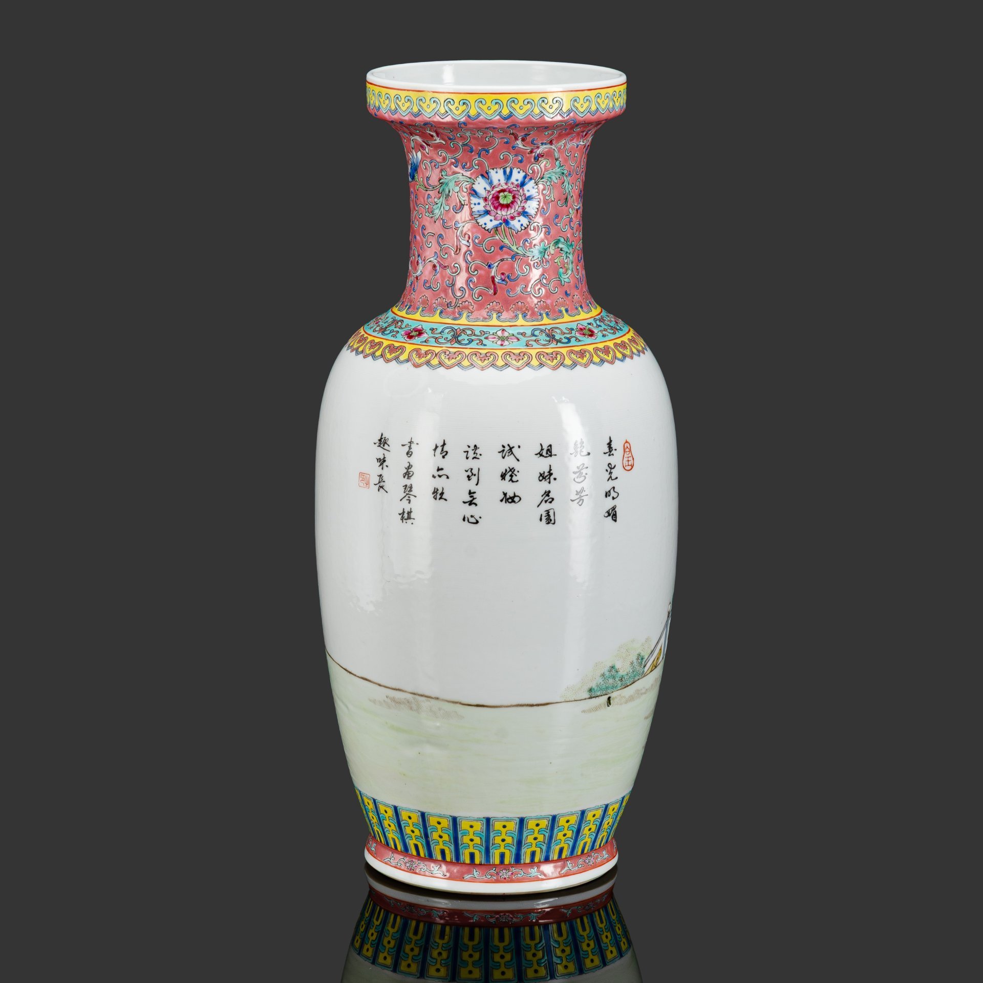 Ваза "Восемь красавиц в саду" с растительным орнаментом в стилистике эпохи Мин