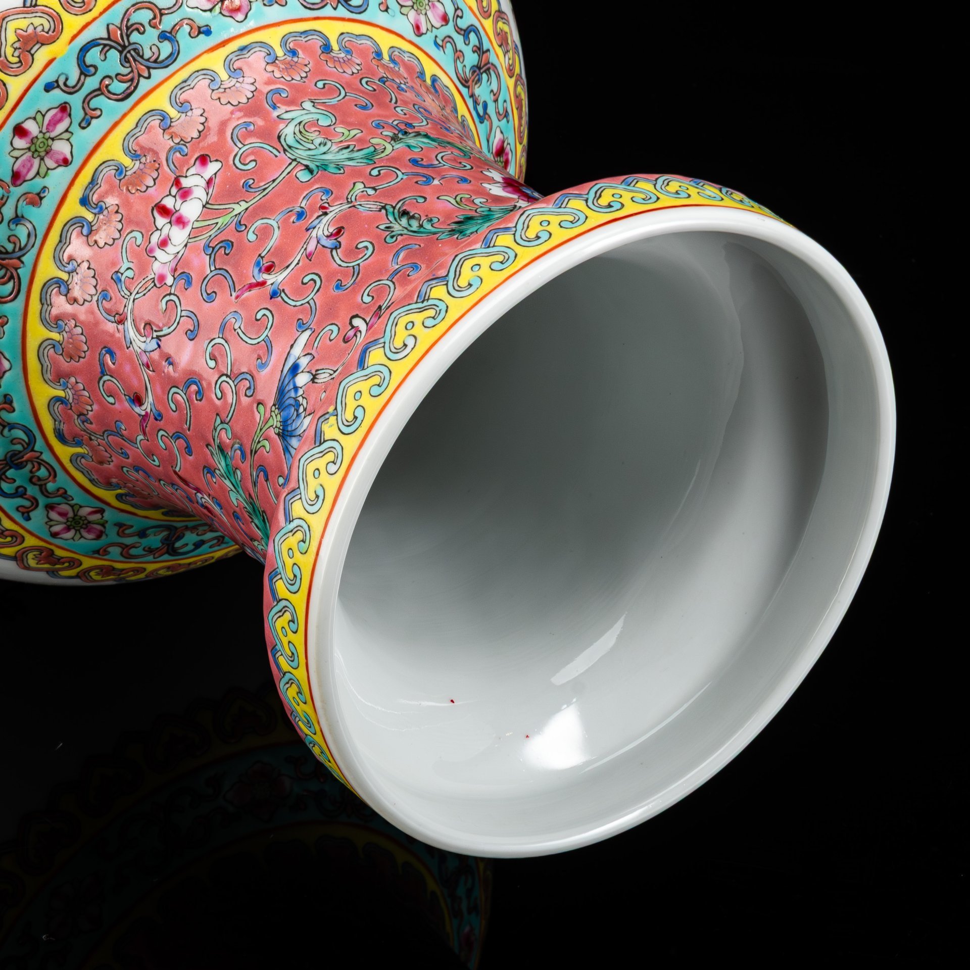 Ваза "Восемь красавиц в саду" с растительным орнаментом в стилистике эпохи Мин