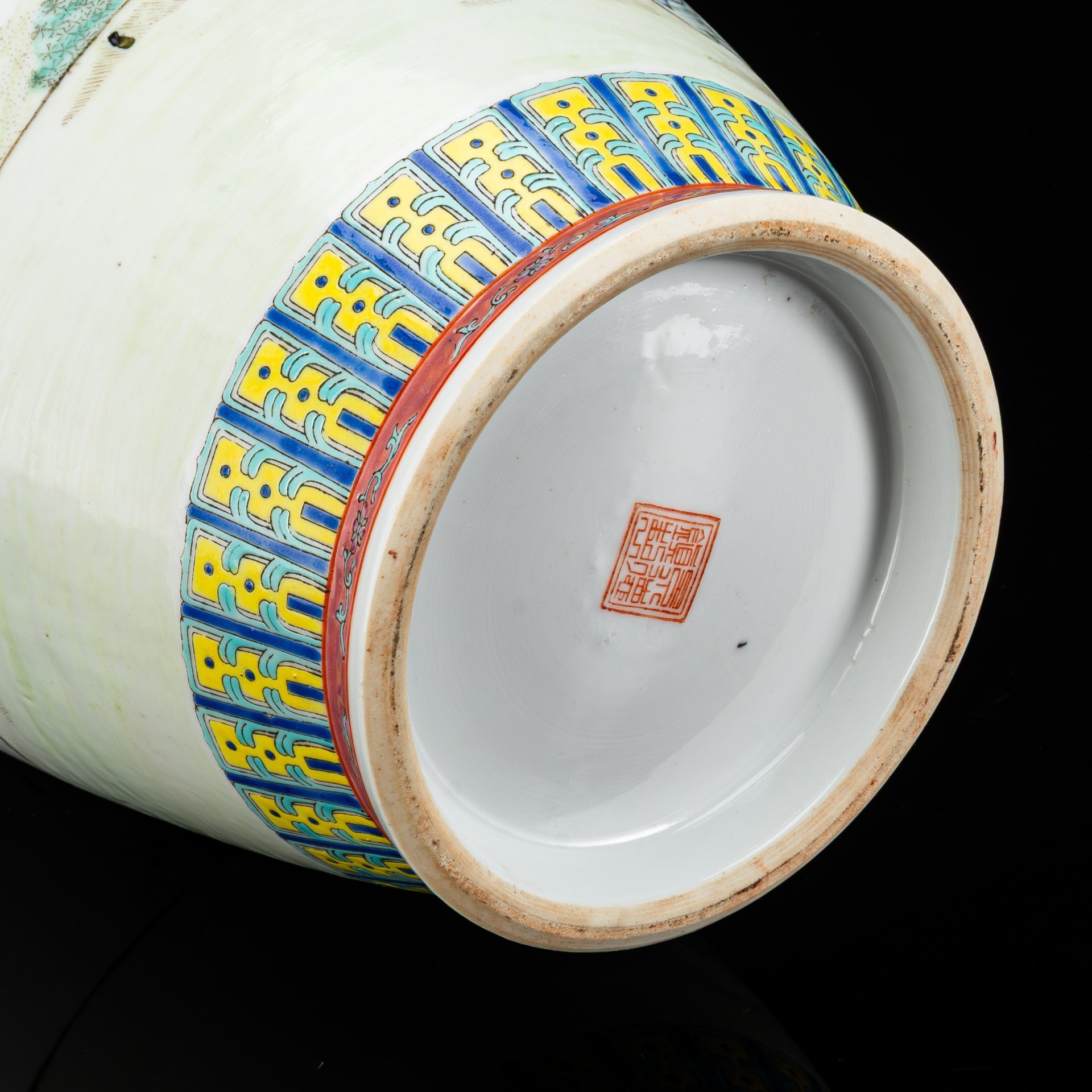 Ваза "Восемь красавиц в саду" с растительным орнаментом в стилистике эпохи Мин