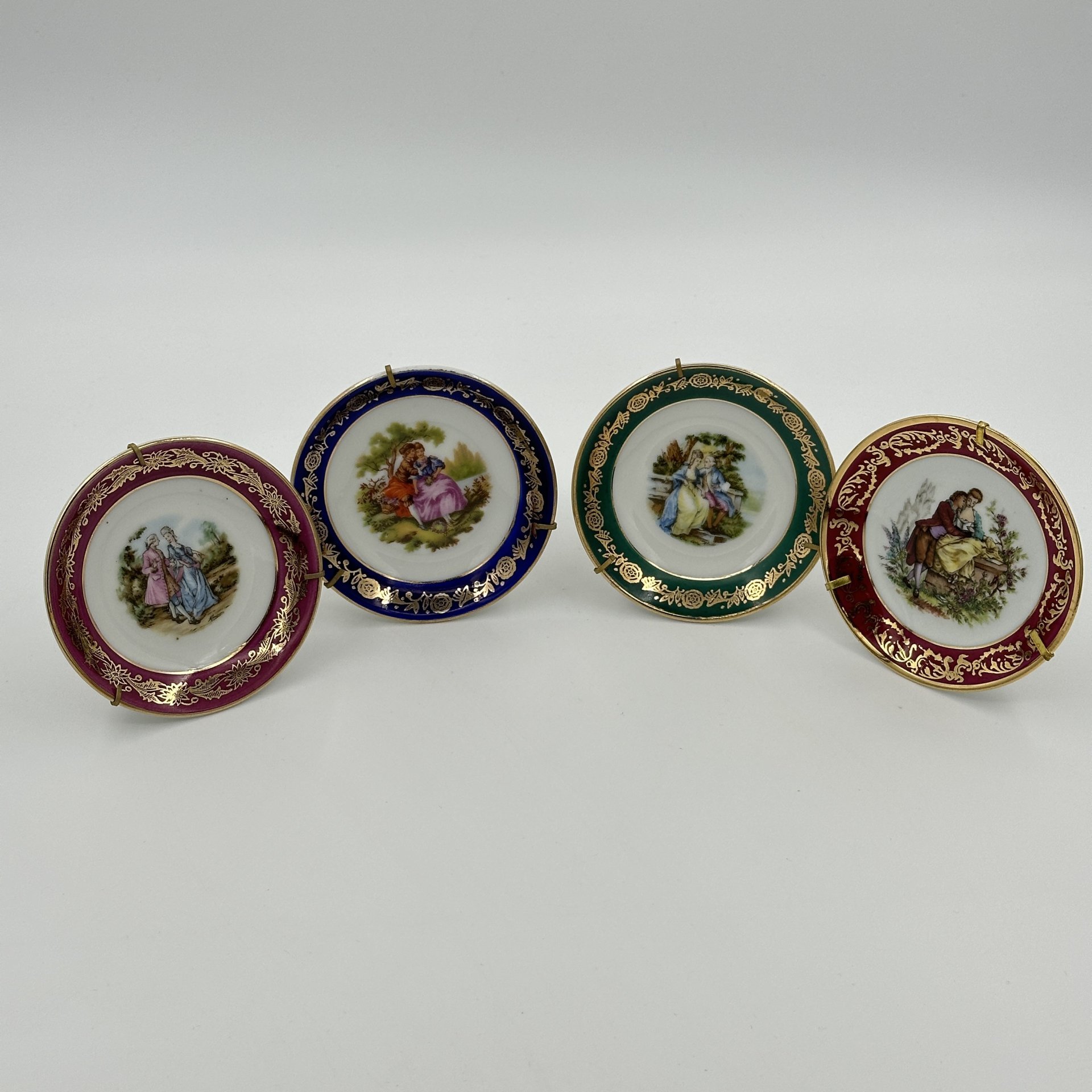 Набор из 4 розеток, украшенные мотивами галантных сцен и растительным декором по борту, на подвесном механизме, Limoges