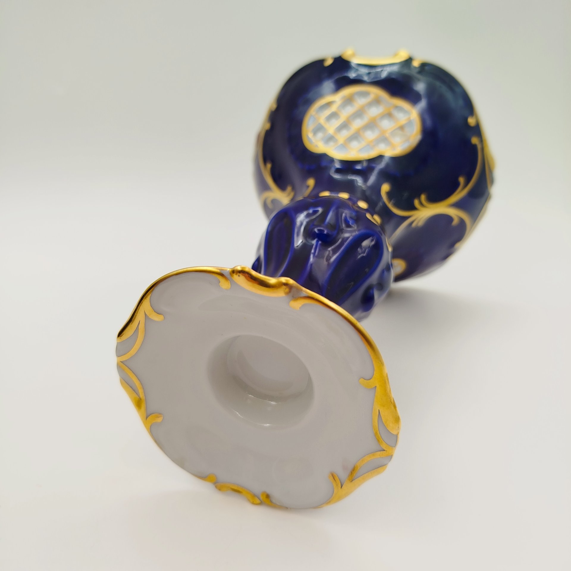 Подсвечник кобальтового оттенка с рельефным декором, фарфор, крытье, золочение, Pirken Hammer, Чехословакия, 1970-1990 гг.