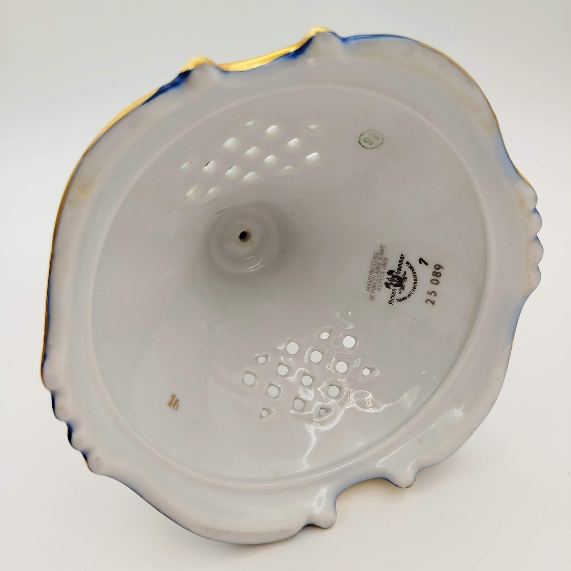 Подсвечник кобальтового оттенка с рельефным декором, фарфор, крытье, золочение, Pirken Hammer, Чехословакия, 1970-1990 гг.