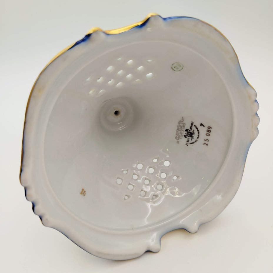 Подсвечник кобальтового оттенка с рельефным декором, фарфор, крытье, золочение, Pirken Hammer, Чехословакия, 1970-1990 гг.