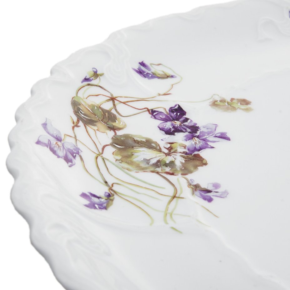 Блюдо круглое с цветочным декором и изящным рельефным бортом, Comte Harrach (Граф Гаррах)