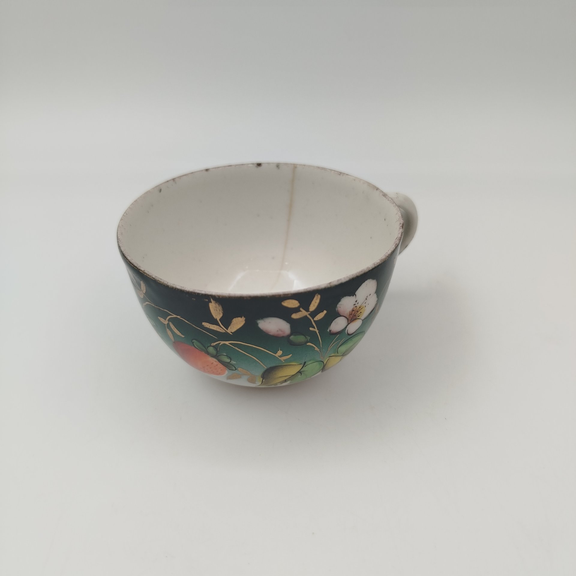 Чашка с декором в виде веточек земляники