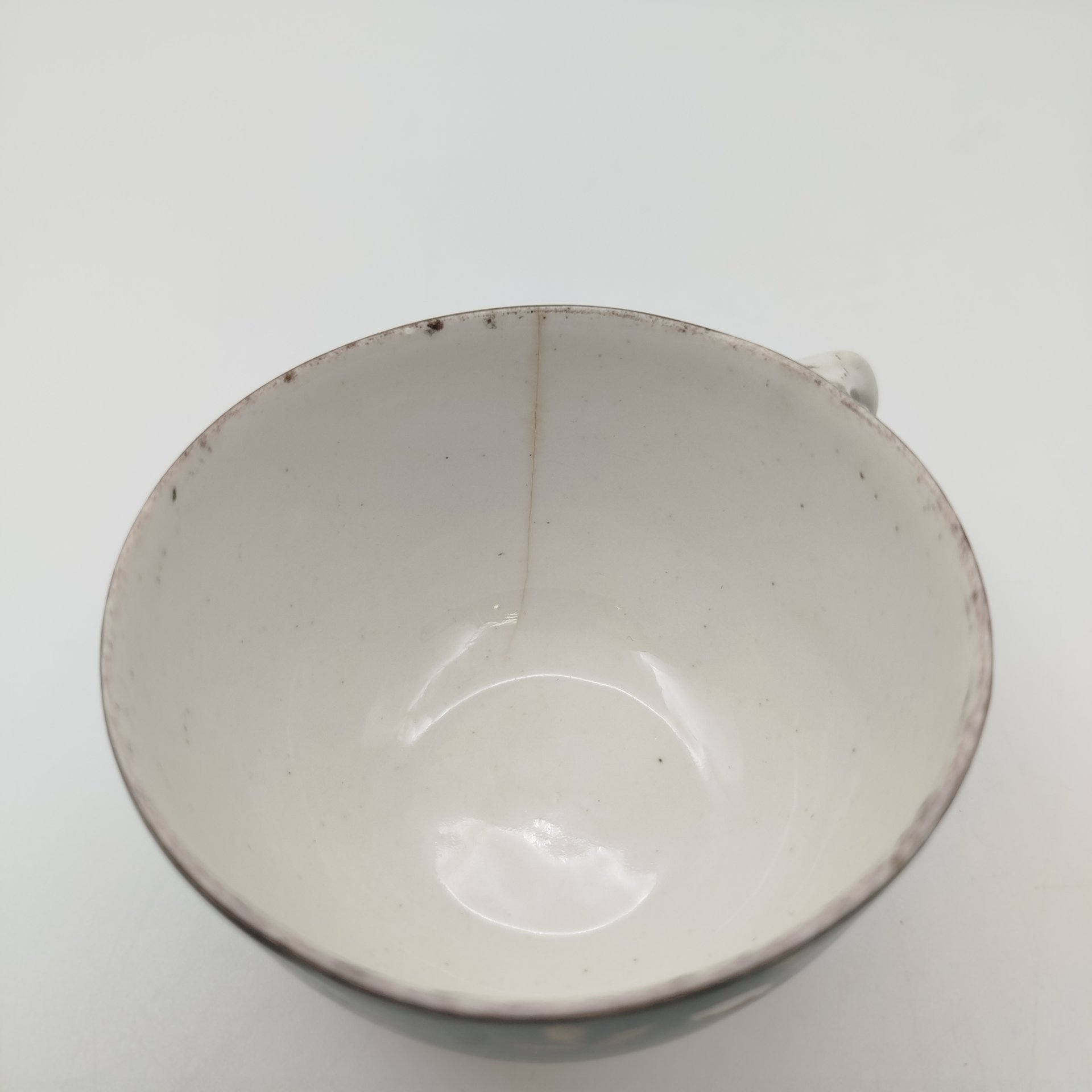 Чашка с декором в виде веточек земляники