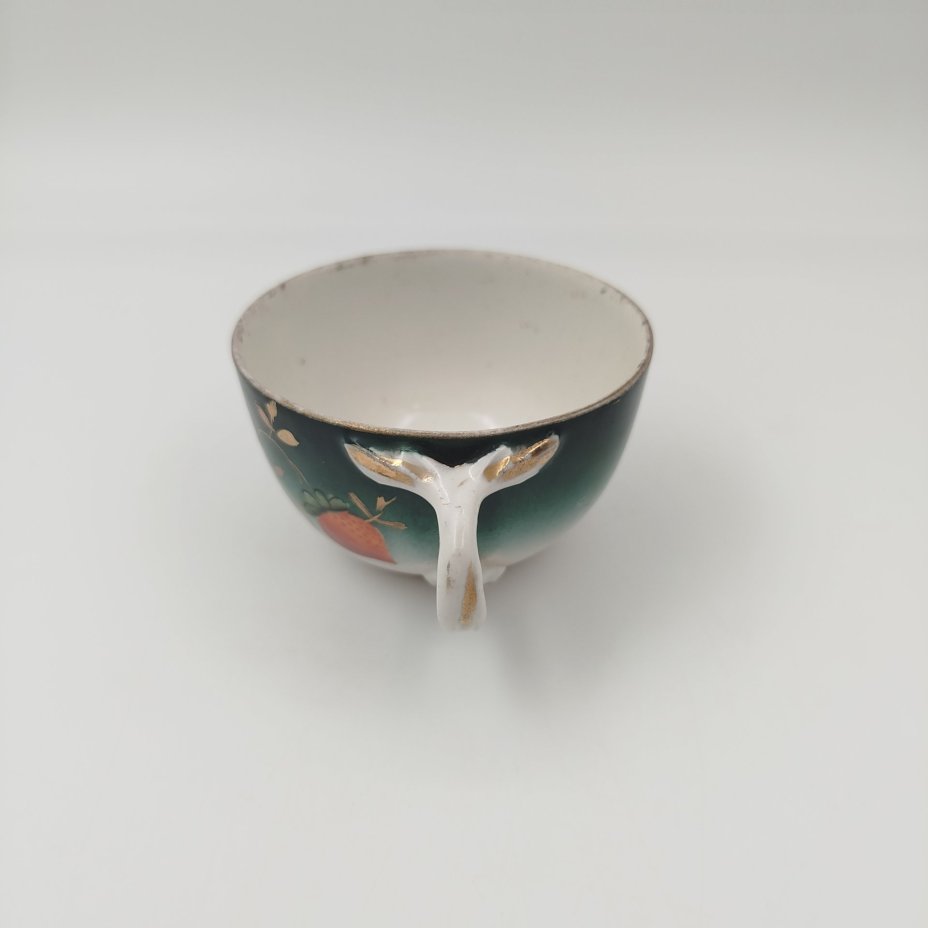 Чашка с декором в виде веточек земляники