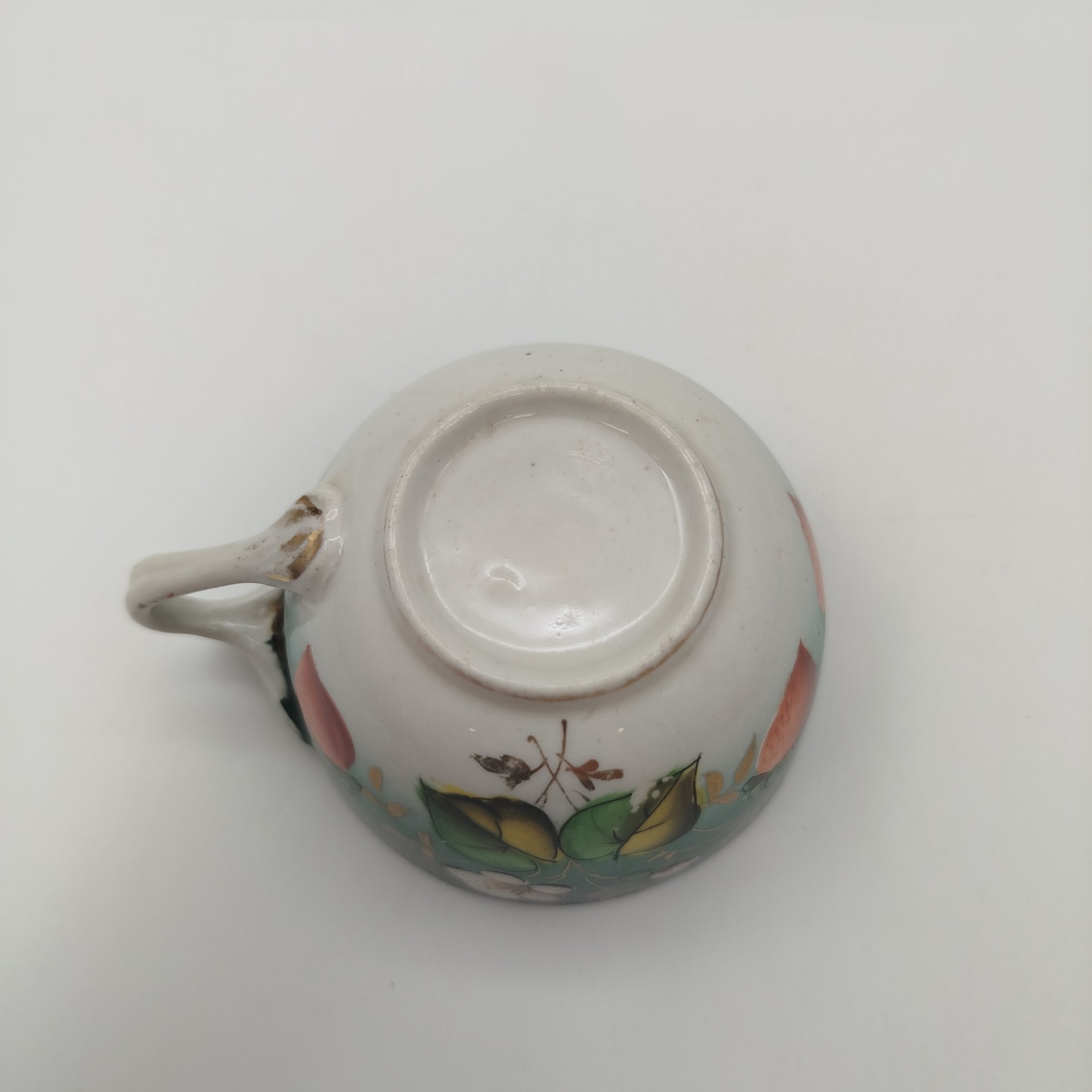 Чашка с декором в виде веточек земляники