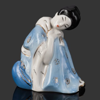 Статуэтка "Чио-чио-сан" (артистка Ф. Я. Яковлева в образе Мадам Баттерфляй), скульптор Р.И. Панцеховская, фарфор, роспись, золочение, Рижский фарфорово-фаянсовый завод, СССР, 1950-1980 гг.