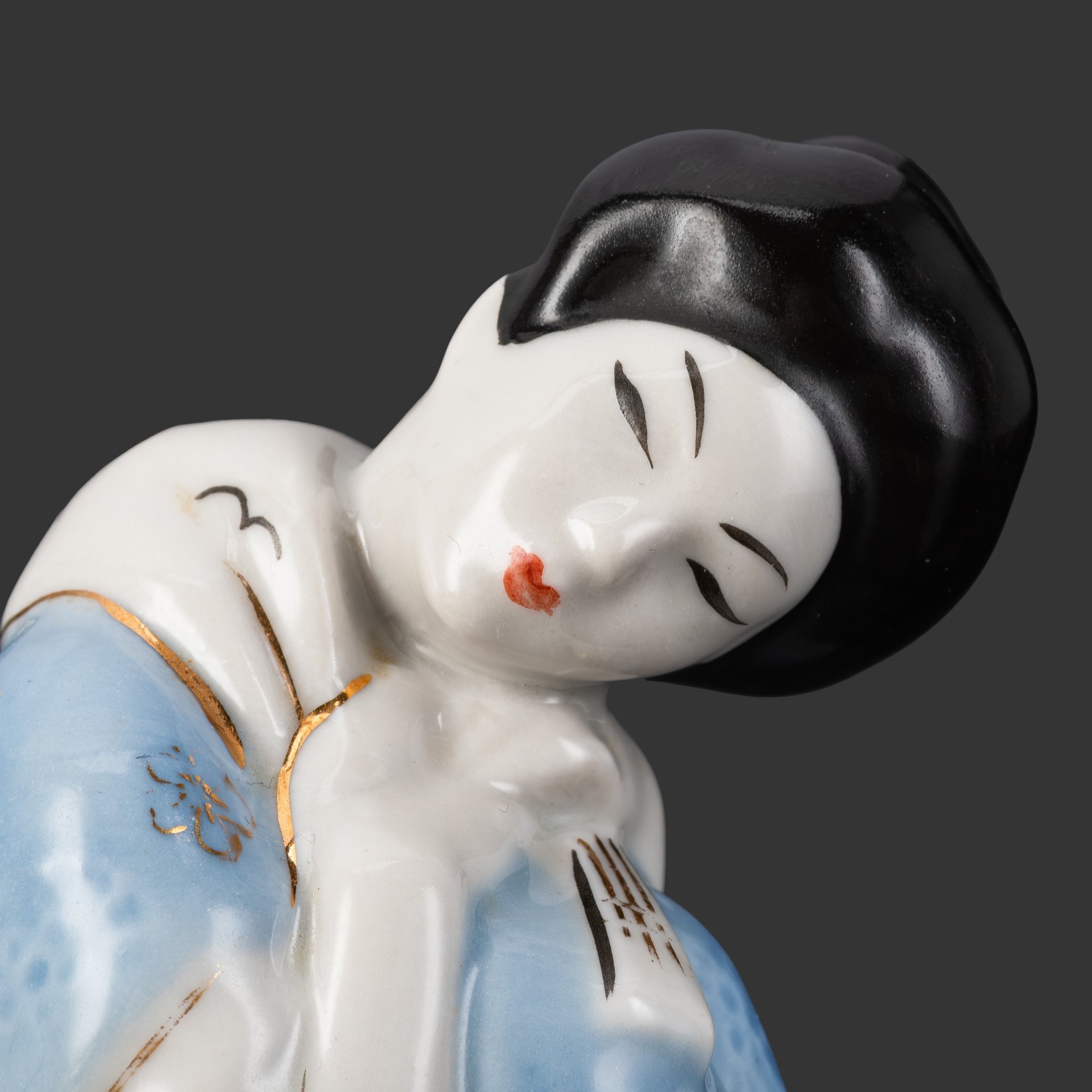 Статуэтка "Чио-чио-сан" (артистка Ф. Я. Яковлева в образе Мадам Баттерфляй), скульптор Р.И. Панцеховская, фарфор, роспись, золочение, Рижский фарфорово-фаянсовый завод, СССР, 1950-1980 гг.