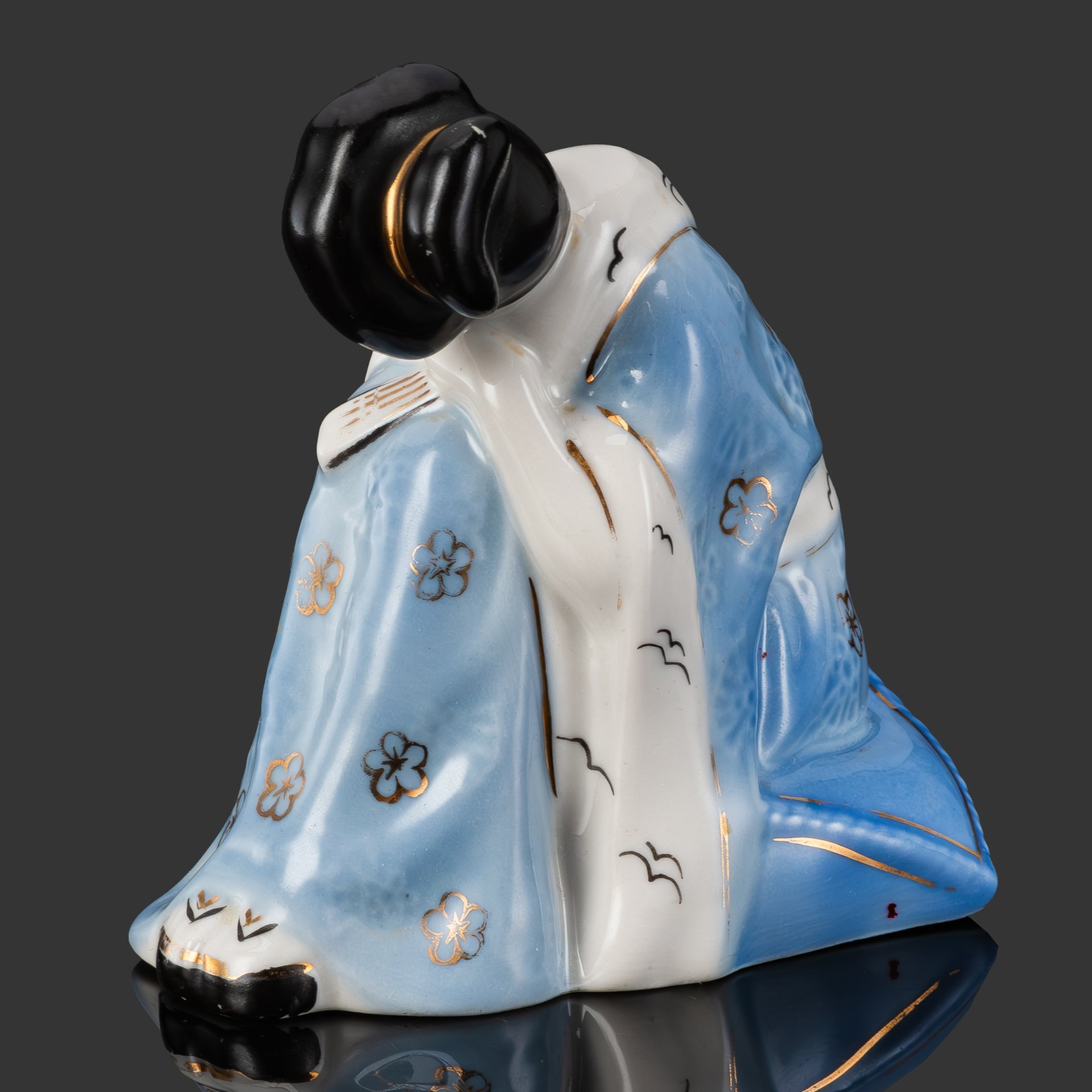 Статуэтка "Чио-чио-сан" (артистка Ф. Я. Яковлева в образе Мадам Баттерфляй), скульптор Р.И. Панцеховская, фарфор, роспись, золочение, Рижский фарфорово-фаянсовый завод, СССР, 1950-1980 гг.