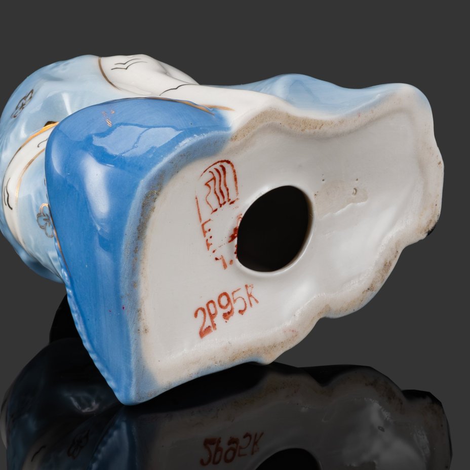 Статуэтка "Чио-чио-сан" (артистка Ф. Я. Яковлева в образе Мадам Баттерфляй), скульптор Р.И. Панцеховская, фарфор, роспись, золочение, Рижский фарфорово-фаянсовый завод, СССР, 1950-1980 гг.